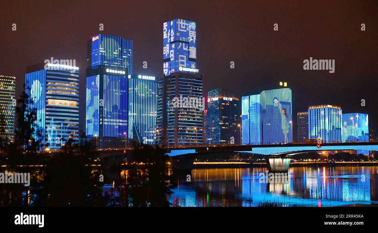 201121 -- PECHINO, 21 novembre 2020 -- gli edifici si illuminano di blu in occasione della giornata mondiale dei bambini nella zona finanziaria e commerciale dello stretto di Fuzhou, provincia del Fujian della Cina sudorientale, 20 novembre 2020. Gli edifici e i monumenti iconici di alcune città cinesi sono diventati blu venerdì per celebrare la giornata mondiale dei bambini. La giornata mondiale dei bambini si celebra il 20 novembre di ogni anno per promuovere l'incontro internazionale, la consapevolezza tra i bambini in tutto il mondo e migliorare il benessere dei bambini. XINHUA FOTO DEL GIORNO WeixPeiquan PUBLICATIONxNOTxINxCHN Foto Stock