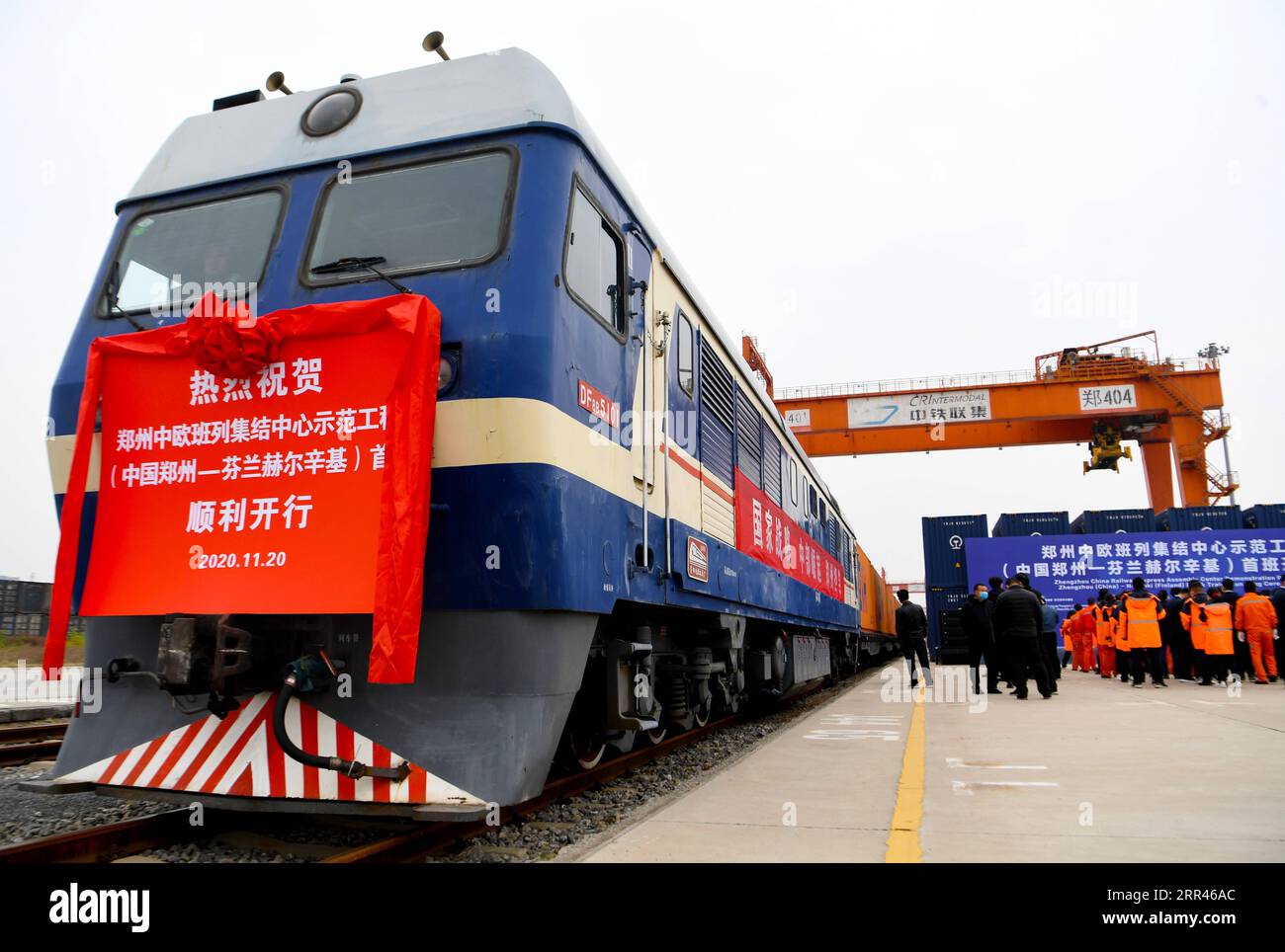 201121 -- ZHENGZHOU, 21 novembre 2020 -- Un treno merci Cina-Europa diretto a Helsinki, Finlandia attende la partenza alla stazione Putian di Zhengzhou, provincia di Henan, Cina centrale, 20 novembre 2020. Venerdì mattina è stato lanciato un nuovo treno merci Cina-Europa che collega il centro di trasporto cinese Zhengzhou e Helsinki in Finlandia. Il treno che trasportava 43 contenitori, che conteneva merci tra cui maschere mediche usa e getta, attrezzature mediche e tute da nocciola, partì intorno alle 10:40 del venerdì dalla stazione Putian di Zhengzhou. Il carico totale pesa 461 tonnellate, per un valore di circa 3 milioni di dollari Foto Stock