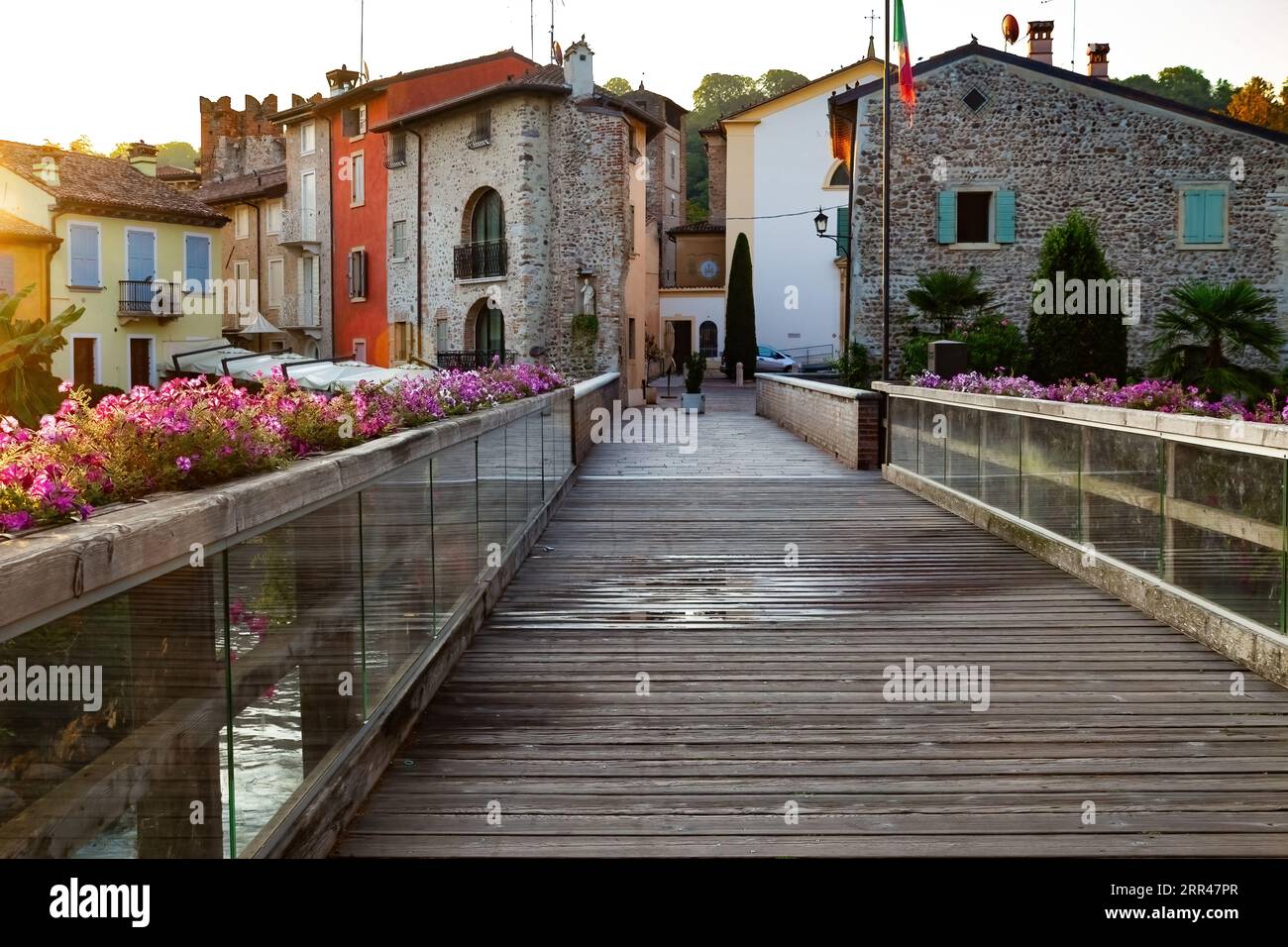 Borghetto sul Mincio il ponte sul fiume Mincio e accesso al borgo antico Foto Stock