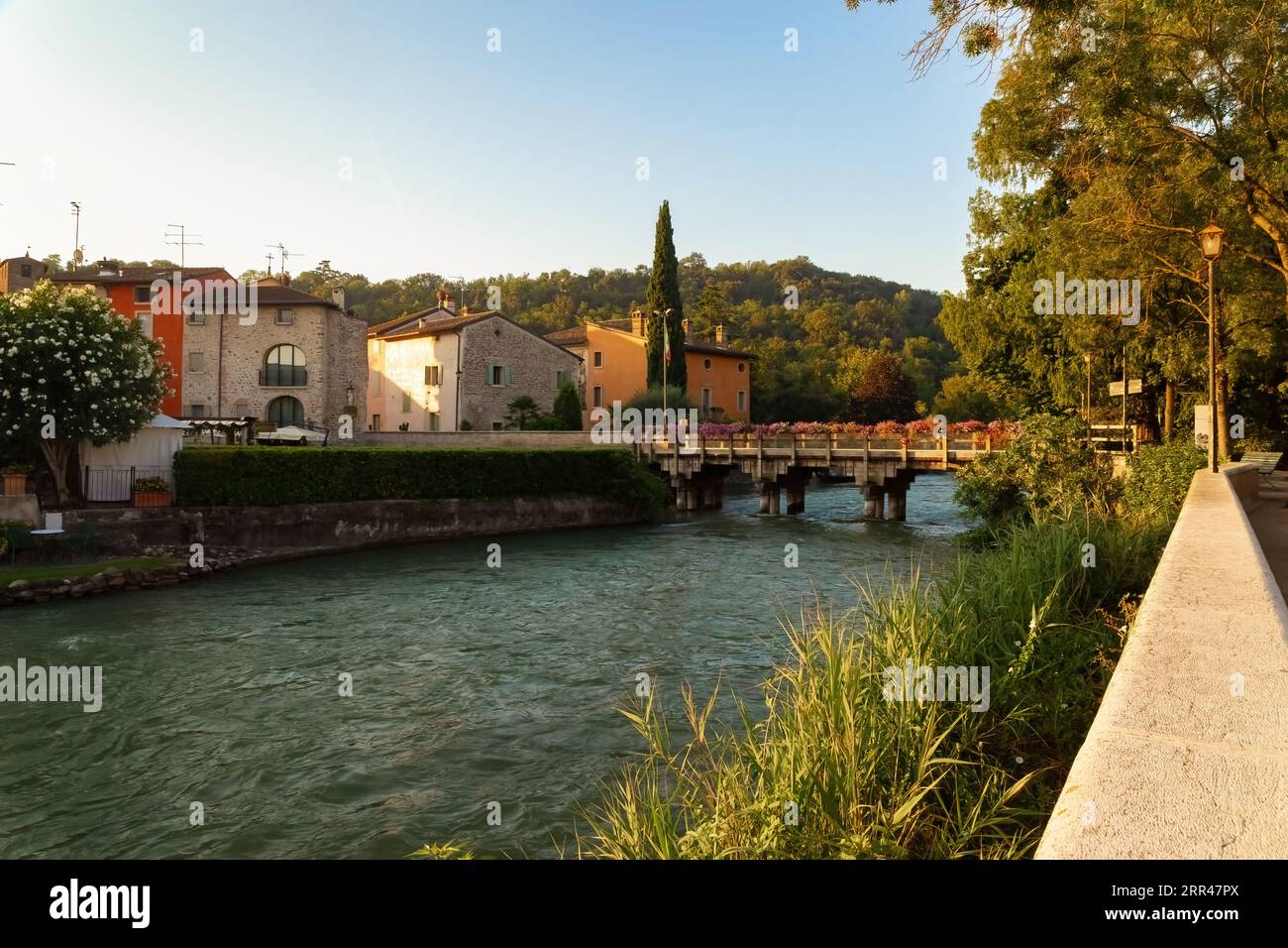 Borghetto sul Mincio visto del ponte di accesso al borgo sul fiume Mincio Foto Stock