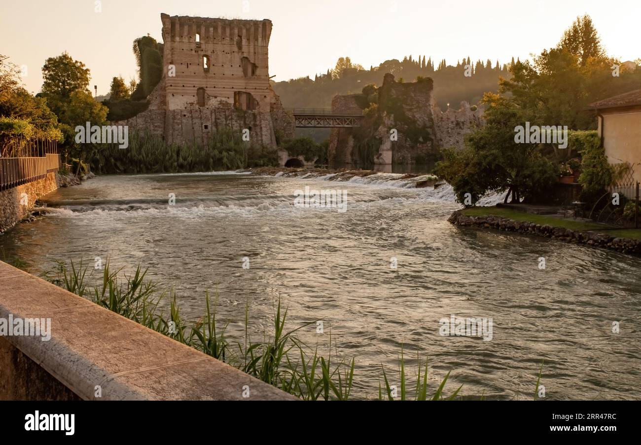 Ponte visconteo di Borghetto sul Mincio, antico ponte in muratura Foto Stock