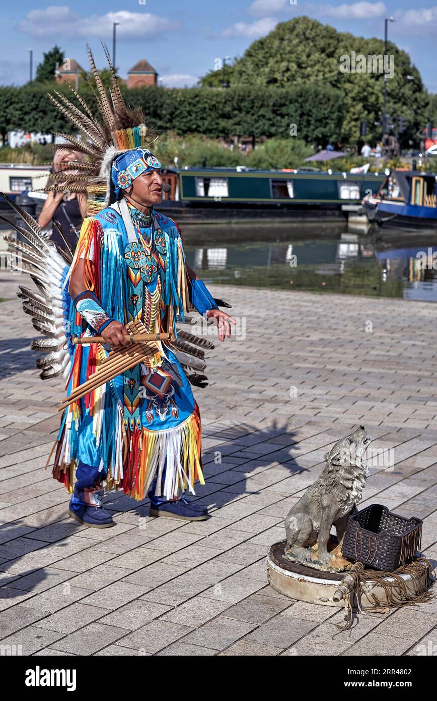 Costume tradizionale della gente della tribù Quichua dell'Ecuador durante uno spettacolo di danza a Stratford Upon Avon, Inghilterra, Regno Unito. Discendenti dell'Impero Inca Foto Stock