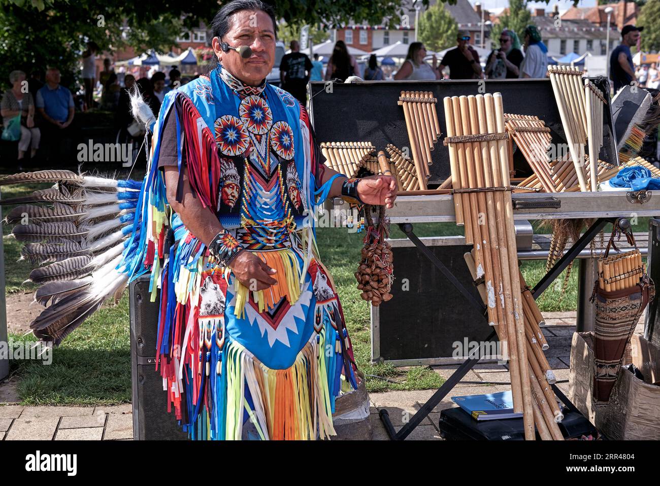 Costume tradizionale della gente della tribù Quichua dell'Ecuador durante uno spettacolo di danza a Stratford Upon Avon, Inghilterra, Regno Unito. Discendenti dell'Impero Inca Foto Stock