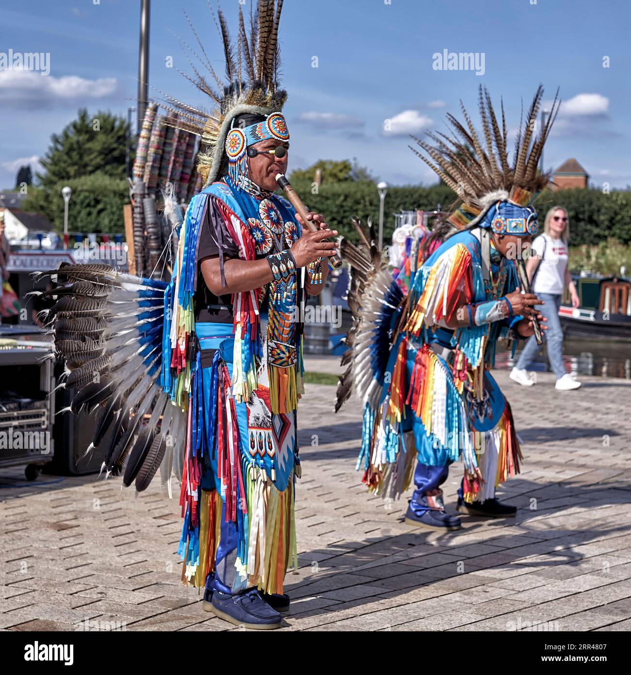 Costume tradizionale della gente della tribù Quichua dell'Ecuador durante uno spettacolo di danza a Stratford Upon Avon, Inghilterra, Regno Unito. Discendenti dell'Impero Inca Foto Stock
