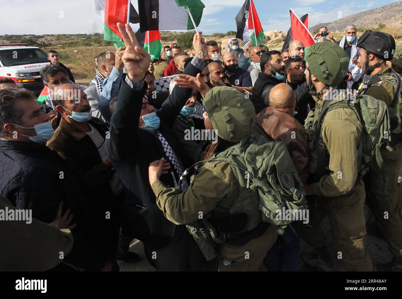 201124 -- TUBAS, 24 novembre 2020 -- i manifestanti palestinesi si scontrano con i soldati israeliani mentre i palestinesi tentavano di attraversare un posto di blocco per raggiungere la valle del Giordano a seguito di una protesta contro l'espansione degli insediamenti ebraici, vicino alla città di Tubas, 24 novembre 2020. Foto di /Xinhua MIDEAST-TUBAS-CLASHES NidalxEshtayeh PUBLICATIONxNOTxINxCHN Foto Stock