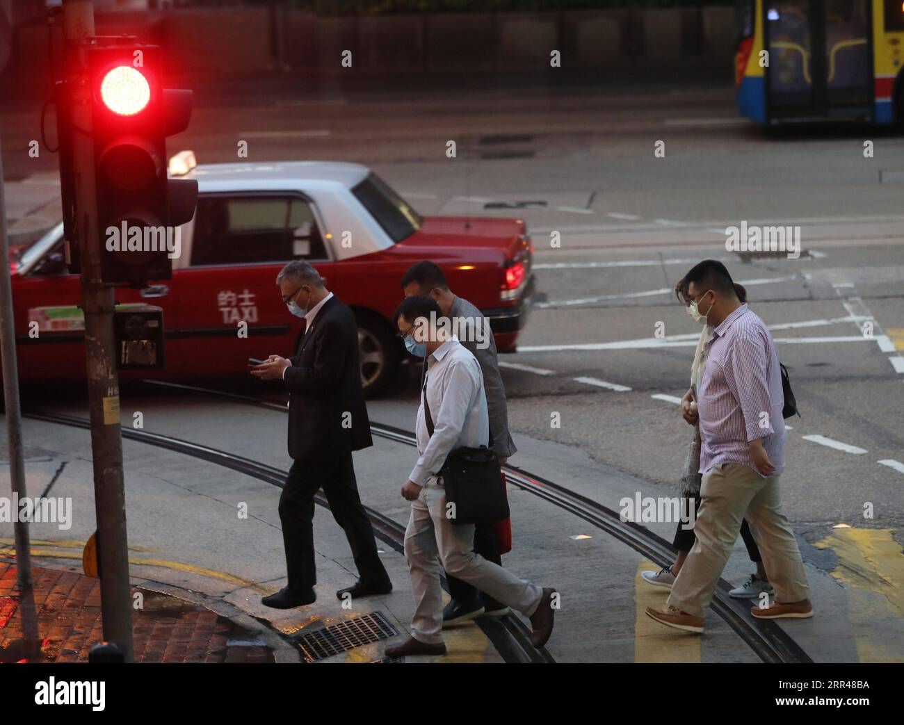 201124 -- HONG KONG, 24 novembre 2020 -- i pedoni che indossano maschere facciali attraversano una strada a Hong Kong, Cina meridionale, 24 novembre 2020. Hong Kong inasprisce le misure di distanziamento sociale registrando 80 nuovi casi di COVID-19 . CINA-HONG KONG-COVID-19-CASI CN LIXGANG PUBLICATIONXNOTXINXCHN Foto Stock