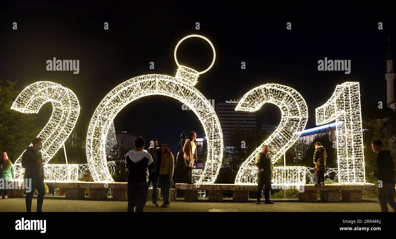 201125 -- TIRANA, 25 novembre 2020 -- la gente vede le illuminazioni vicino a Piazza Skanderbeg a Tirana, Albania, 24 novembre 2020. ALBANIA-TIRANA-ILLUMINAZIONI CN ZhangxLiyun PUBLICATIONxNOTxINxCHN Foto Stock