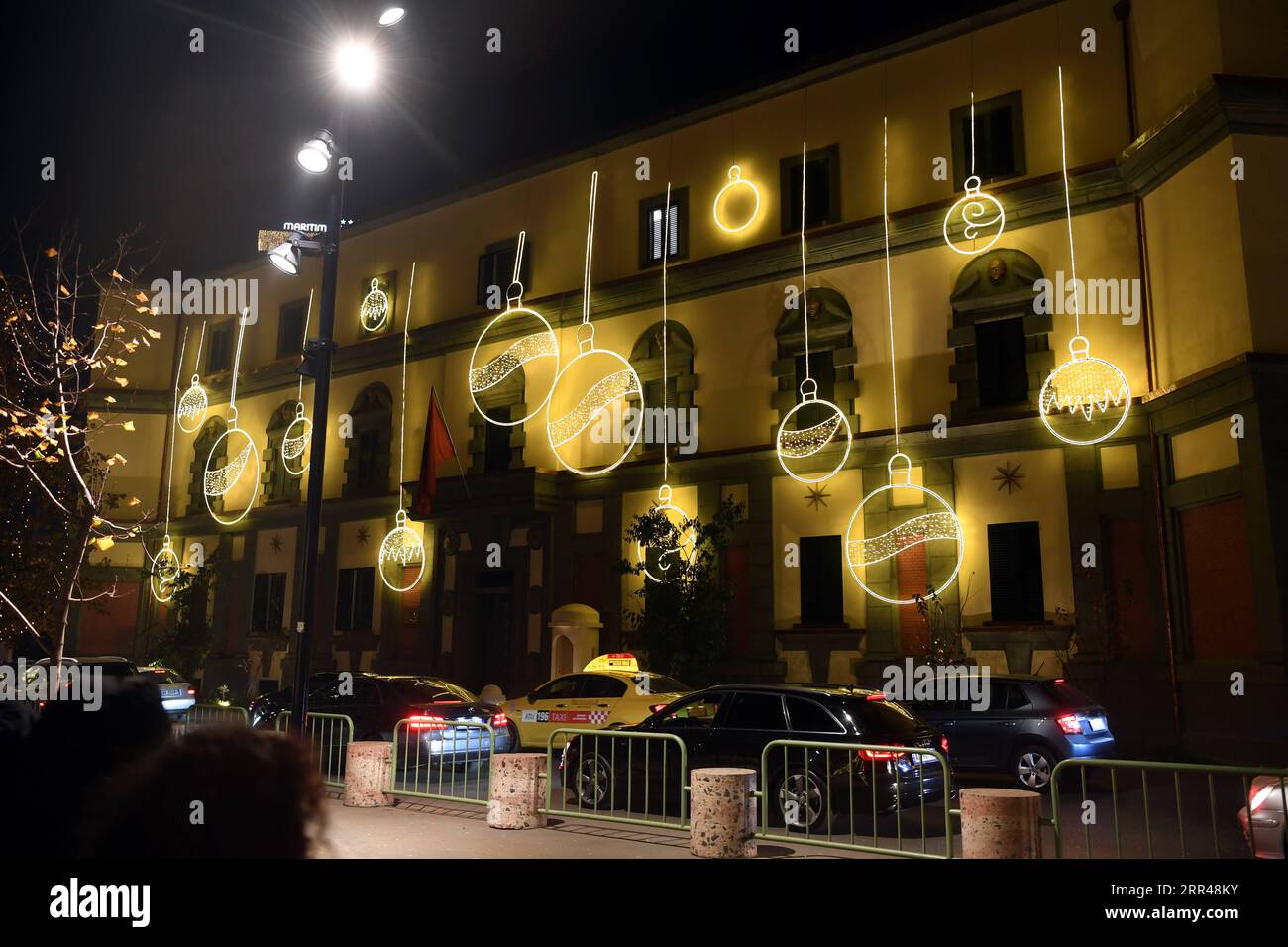 201125 -- TIRANA, 25 novembre 2020 -- le luci sono viste vicino a Piazza Skanderbeg a Tirana, Albania, 24 novembre 2020. ALBANIA-TIRANA-ILLUMINAZIONI CN ZhangxLiyun PUBLICATIONxNOTxINxCHN Foto Stock