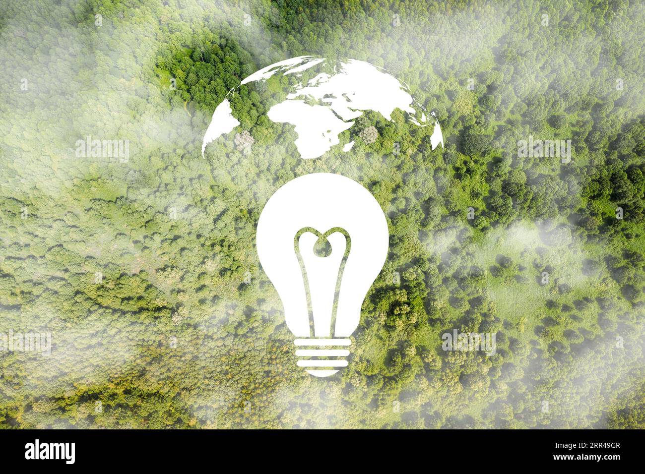 Concetto di energia verde, vista aerea dall'alto foresta verde con icona di energia verde sullo schermo vr, tecnologia ambientale, economia circolare. Foto Stock