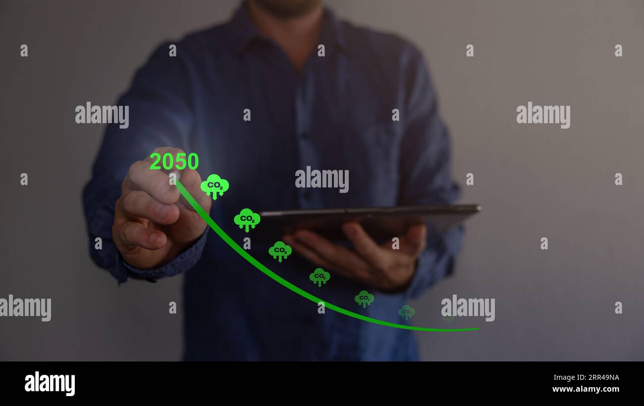 Zero netto entro il 2050. Emissioni zero. Obiettivo netto zero emissioni di gas a effetto serra.strategia a lungo termine climaticamente neutra.assenza di gas tossici, attuazione del carbonio. Foto Stock