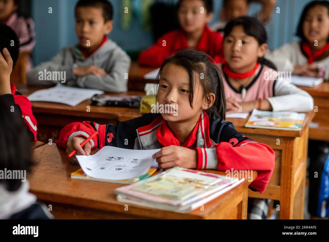 201127 -- KUNMING, 27 novembre 2020 -- lo studente di Dulong Xiao Qinping frequenta una lezione alla Dulongjiang Nine-Year Comprehensive School a Dulongjiang Township of Gongshan Dulong and Nu Autonomous County, South West China S Yunnan Province, 31 ottobre 2020. Dulong è un gruppo etnico di montagna nel sud-ovest della Cina. È una delle 56 minoranze nazionali cinesi meno popolose. Viene anche definito un gruppo etnico di minoranza a transizione diretta perché il popolo Dulong non ha dato addio alla vita primitiva fino alla fondazione della Repubblica popolare cinese nel 1949 e da allora ha fatto direttamente un passo Foto Stock