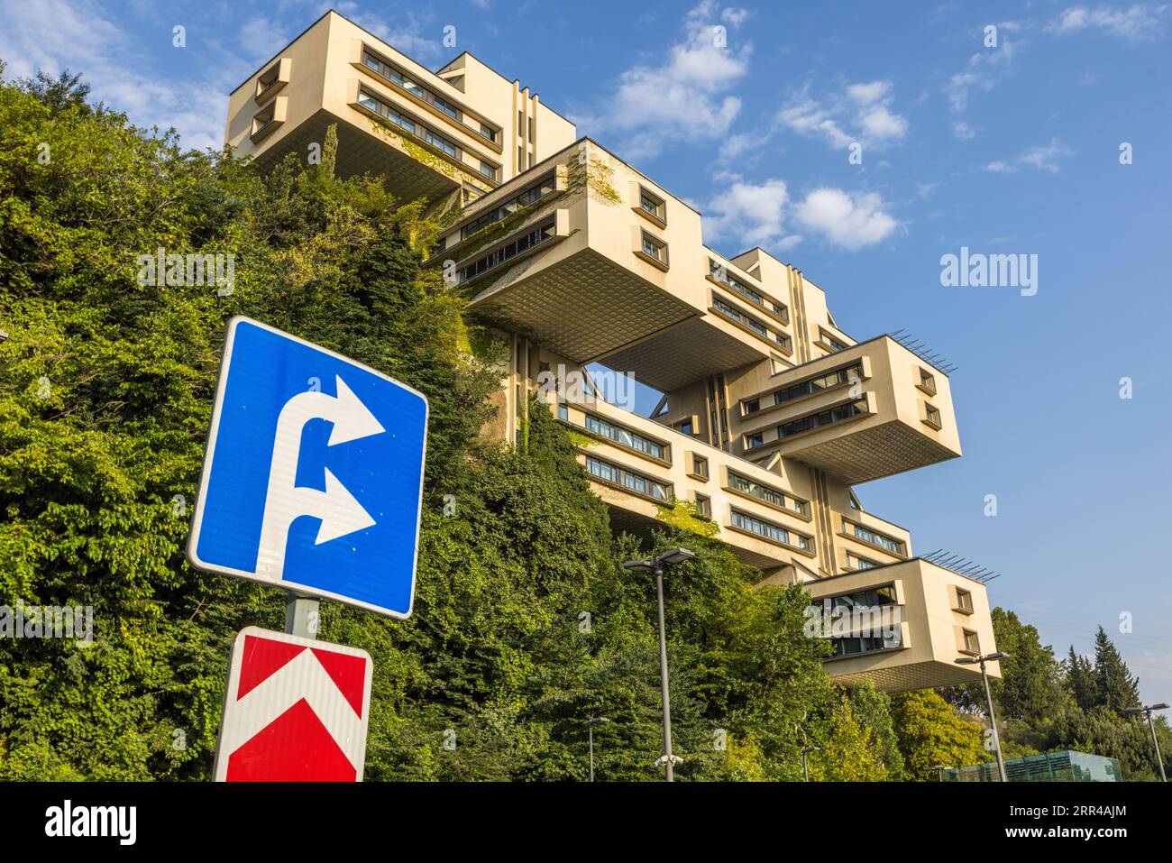 L'ex edificio amministrativo del Ministero della costruzione stradale a Tbilisi è uno degli edifici più importanti del modernismo socialista in Georgia. Dopo la ricostruzione, ora ospita la sede della Bank of Georgia Foto Stock