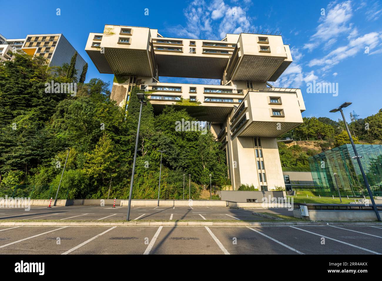 L'ex edificio amministrativo del Ministero della costruzione stradale a Tbilisi è uno degli edifici più importanti del modernismo socialista in Georgia. Dopo la ricostruzione, ora ospita la sede della Bank of Georgia Foto Stock