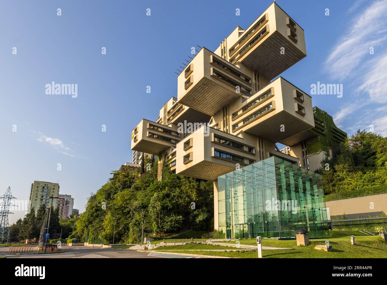 L'ex edificio amministrativo del Ministero della costruzione stradale a Tbilisi è uno degli edifici più importanti del modernismo socialista in Georgia. Dopo la ricostruzione, ora ospita la sede della Bank of Georgia Foto Stock