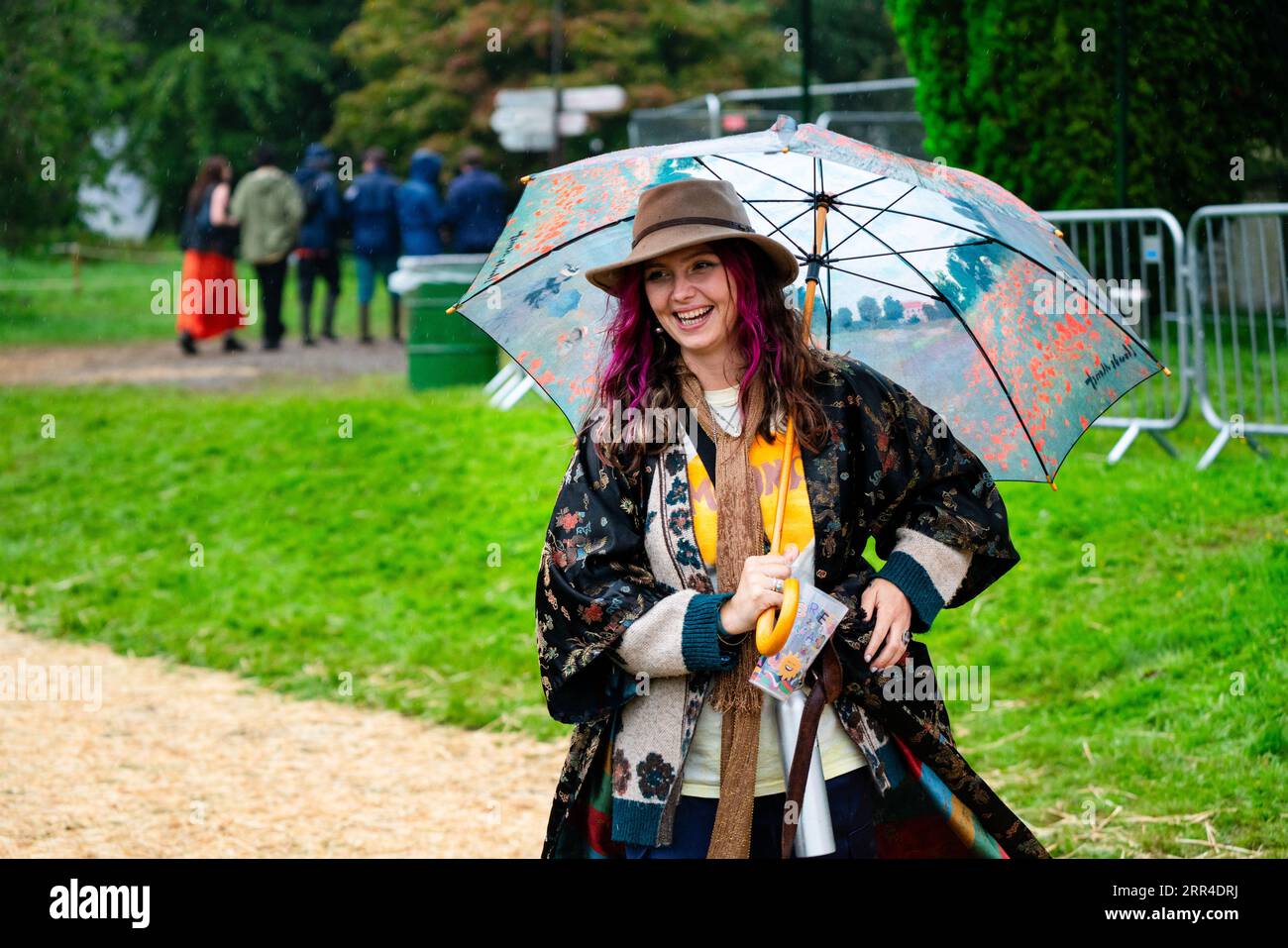 Un'atmosfera fantastica nel campo principale di Mountain Stage, con forti piogge e fango. Green Man Festival, Brecon, Galles, Regno Unito, 2023. Foto: Rob Watkins Foto Stock