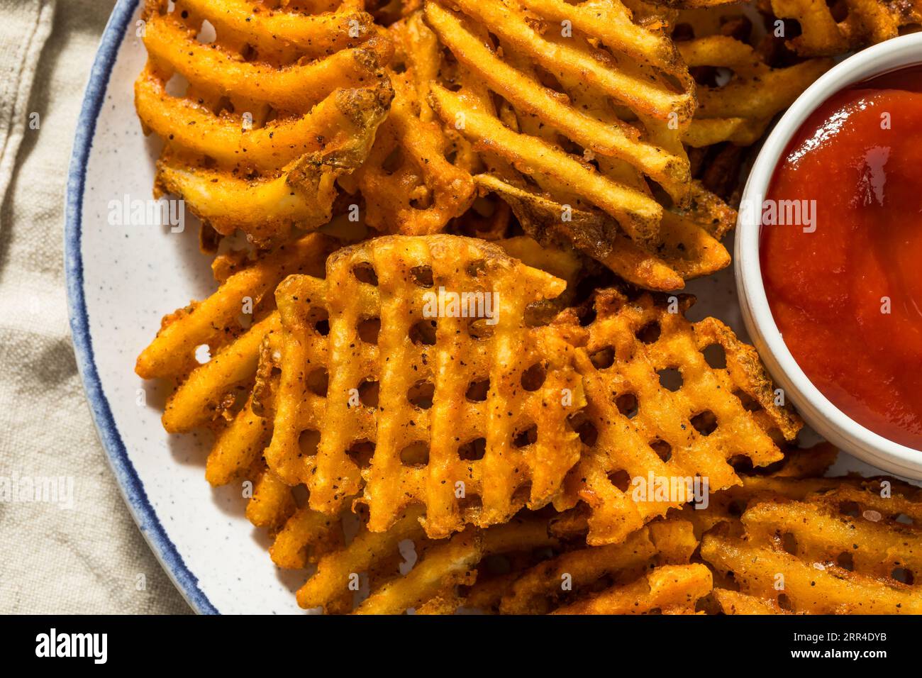 Patatine fritte con waffle biologici salati e ketchup Foto Stock