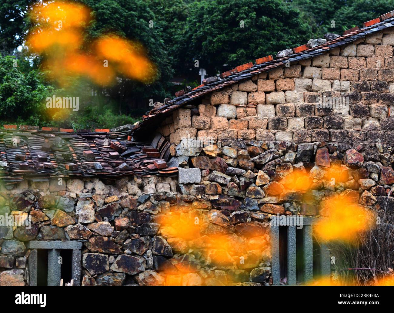 201201 -- QUANZHOU, 1 dicembre 2020 -- la foto scattata il 1 dicembre 2020 mostra una vista del villaggio di Zhangjiao nella città di Tuling del distretto di Quan gang, città di Quanzhou, provincia del Fujian della Cina sud-orientale. Il Villaggio di Zhangjiao, situato nella zona montuosa nord-occidentale della Tuling Township, offre uno scenario unico con le sue case in pietra sovrapposte l'una sull'altra. Negli ultimi anni, Quan gang District ha fatto pieno uso delle risorse caratteristiche del villaggio di Zhangjiao per sviluppare un turismo ecologico per il tempo libero e promuovere la costruzione di una splendida campagna. CINA-FUJIAN-QUANZHOU-TURISMO RURALE CN WEIXPEIQUAN PUBL Foto Stock