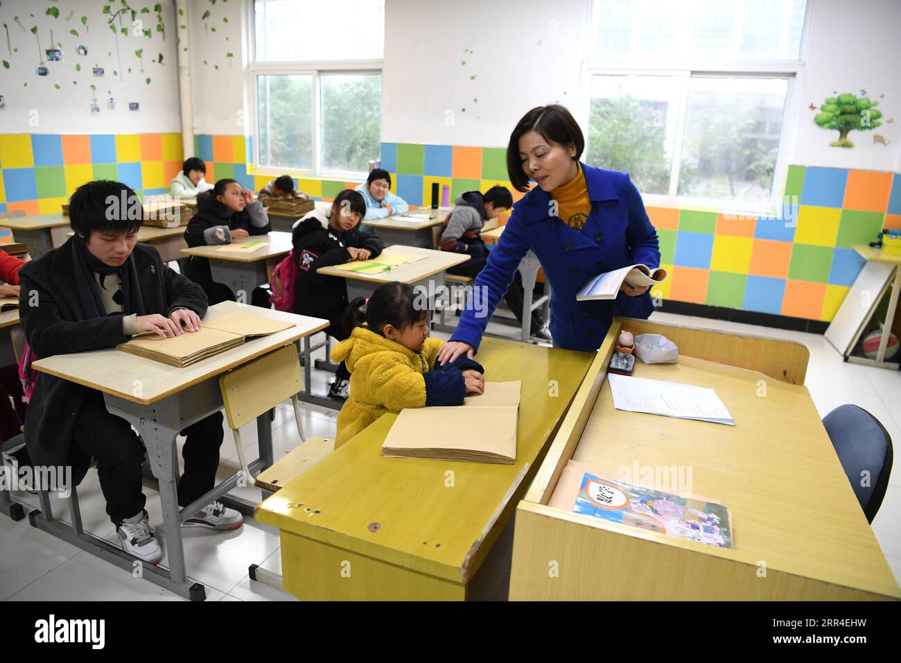 201202 -- WUHU, 2 dicembre 2020 -- Xi Weijing, capo della Wuhu School for the Blind, tiene una lezione per studenti con disabilità visive presso la scuola di Wuhu City, nella provincia di Anhui, nella Cina orientale, 26 novembre 2020. I genitori di XI Weijing sono entrambi ipovedenti. Suo padre Xi Manqiao istituì una scuola privata per non vedenti nel 1979, dedicando tutta la sua energia al lavoro della scuola. Dopo la morte di suo padre di malattia nel 1994, Xi Weijing, allora ventenne, si assunse il peso e divenne il secondo preside della Scuola per ciechi di Wuhu. Con il sostegno del governo locale, la Scuola per ciechi di Wuhu ha b Foto Stock