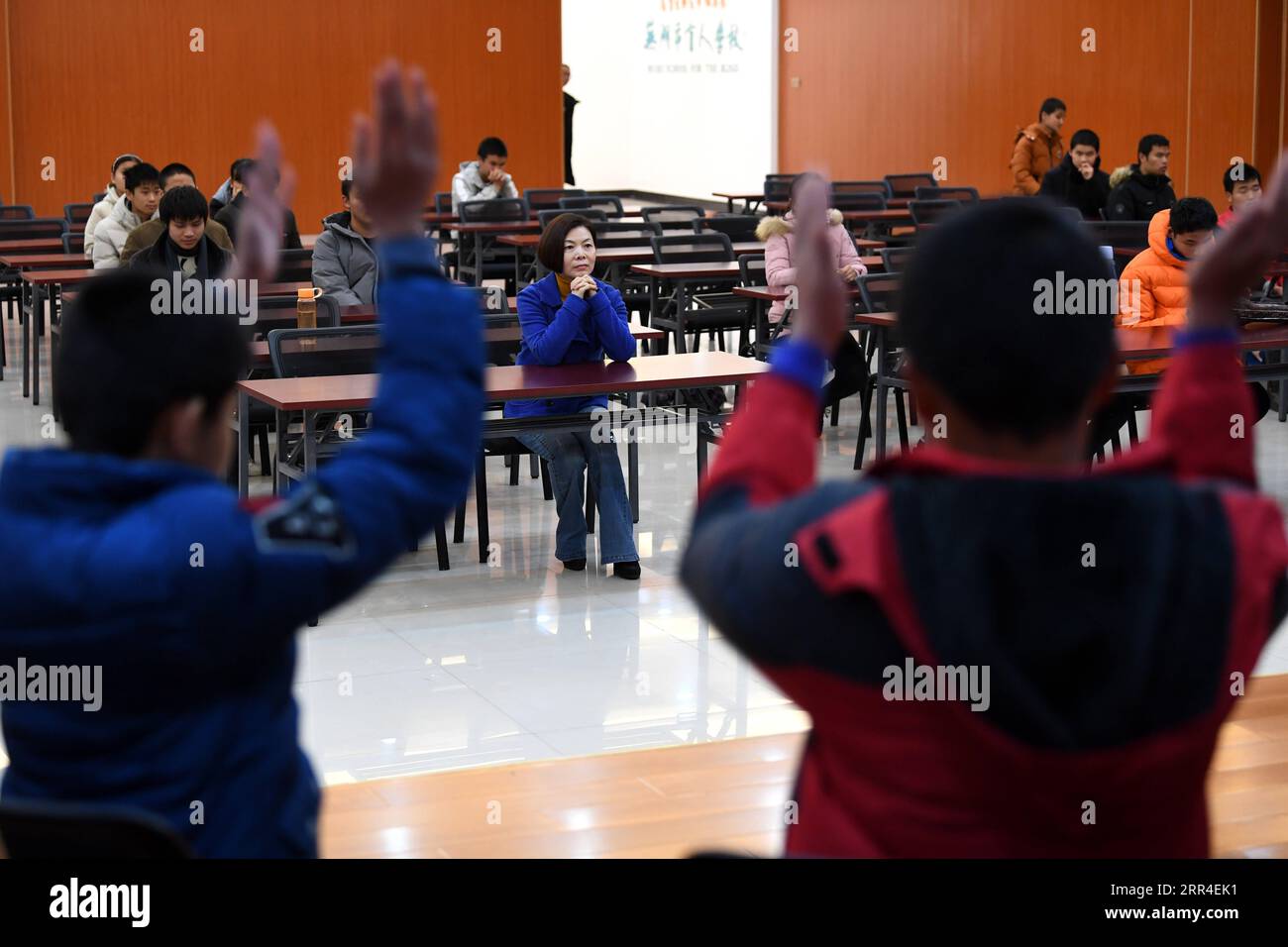 201202 -- WUHU, 2 dicembre 2020 -- Xi Weijing, capo della Wuhu School for the Blind, assiste alle prove degli studenti per l'imminente giornata internazionale delle persone con disabilità, presso la scuola nella città di Wuhu, nella provincia di Anhui della Cina orientale, 25 novembre 2020. I genitori di XI Weijing sono entrambi ipovedenti. Suo padre Xi Manqiao istituì una scuola privata per non vedenti nel 1979, dedicando tutta la sua energia al lavoro della scuola. Dopo la morte di suo padre di malattia nel 1994, Xi Weijing, allora ventenne, si assunse il peso e divenne il secondo preside della Scuola per ciechi di Wuhu. Con il supporto di g. Locale Foto Stock