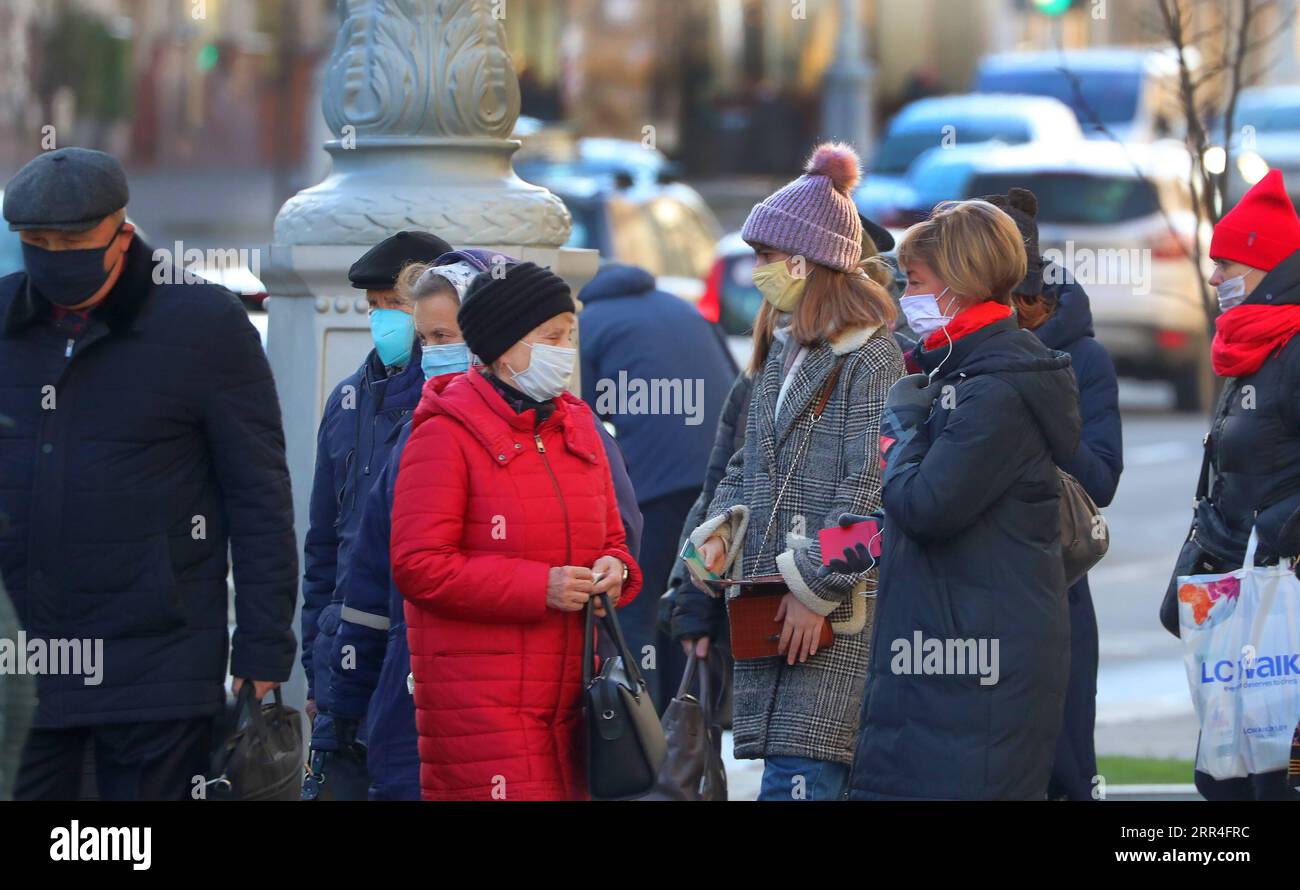 201203 -- MINSK, 3 dicembre 2020 -- le persone con maschere facciali camminano per strada a Minsk, Bielorussia, 3 dicembre 2020. La Bielorussia ha segnalato 1.701 nuovi casi di COVID-19 giovedì, portando il suo totale a 141.609, il ministero della salute del paese ha riferito. Finora, 1.181 persone sono morte per la malattia nel paese, di cui sette nelle ultime 24 ore, ha detto. Ci sono stati 1.729 nuovi recuperi nelle ultime 24 ore, portando il totale a 118.924, ha aggiunto il ministero. Foto di /Xinhua BELARUS-MINSK-COVID-19 CASI HenadzxZhinkov PUBLICATIONxNOTxINxCHN Foto Stock