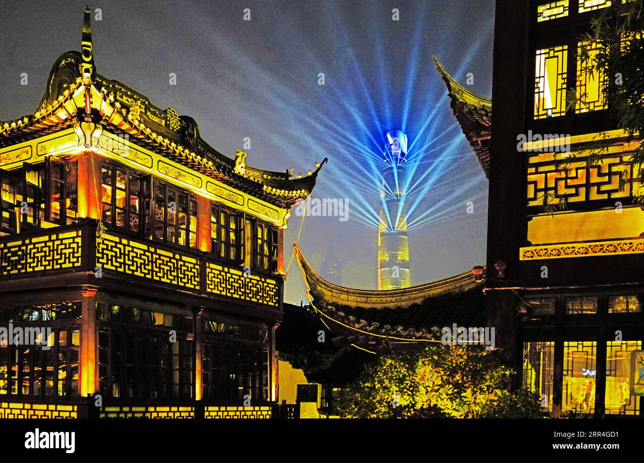 Light show su Shanghai Tower a Pudong visto dalla città vecchia di tè Huxinting House di Shanghai. Foto Stock