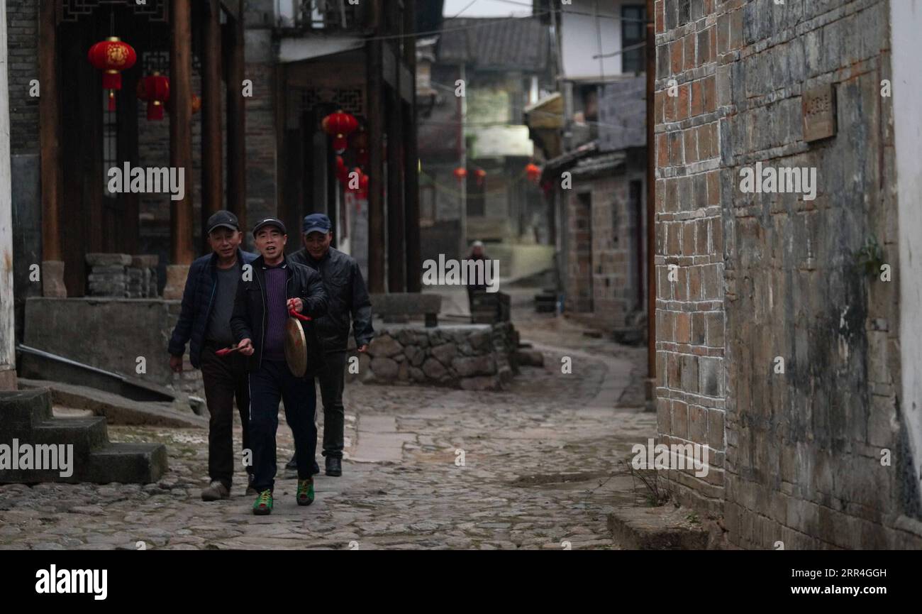 201204 -- LICHUAN, 4 dicembre 2020 -- ma Junshou L e i suoi colleghi hanno battuto il gong per informare gli abitanti del villaggio sulla proiezione di film a Huashan Town, Lichuan County of East China S Jiangxi Province, 2 dicembre 2020. Un team di proiezione di film nella contea di Lichuan ha fornito un servizio di proiezione di film all'aperto per le persone che vivono nei villaggi di tutta la contea, anche quelle in remote aree montane. Ma Junshou, 59 anni, capo del team, ha visitato diversi villaggi per proiettare oltre 600 film per la popolazione locale ogni anno dal 1983. CHINA-JIANGXI-LICHUAN COUNTY-FILM PROJECTION TEAM CN HUXCHENHUAN PUBLICATIONXNOTXINXCHN Foto Stock