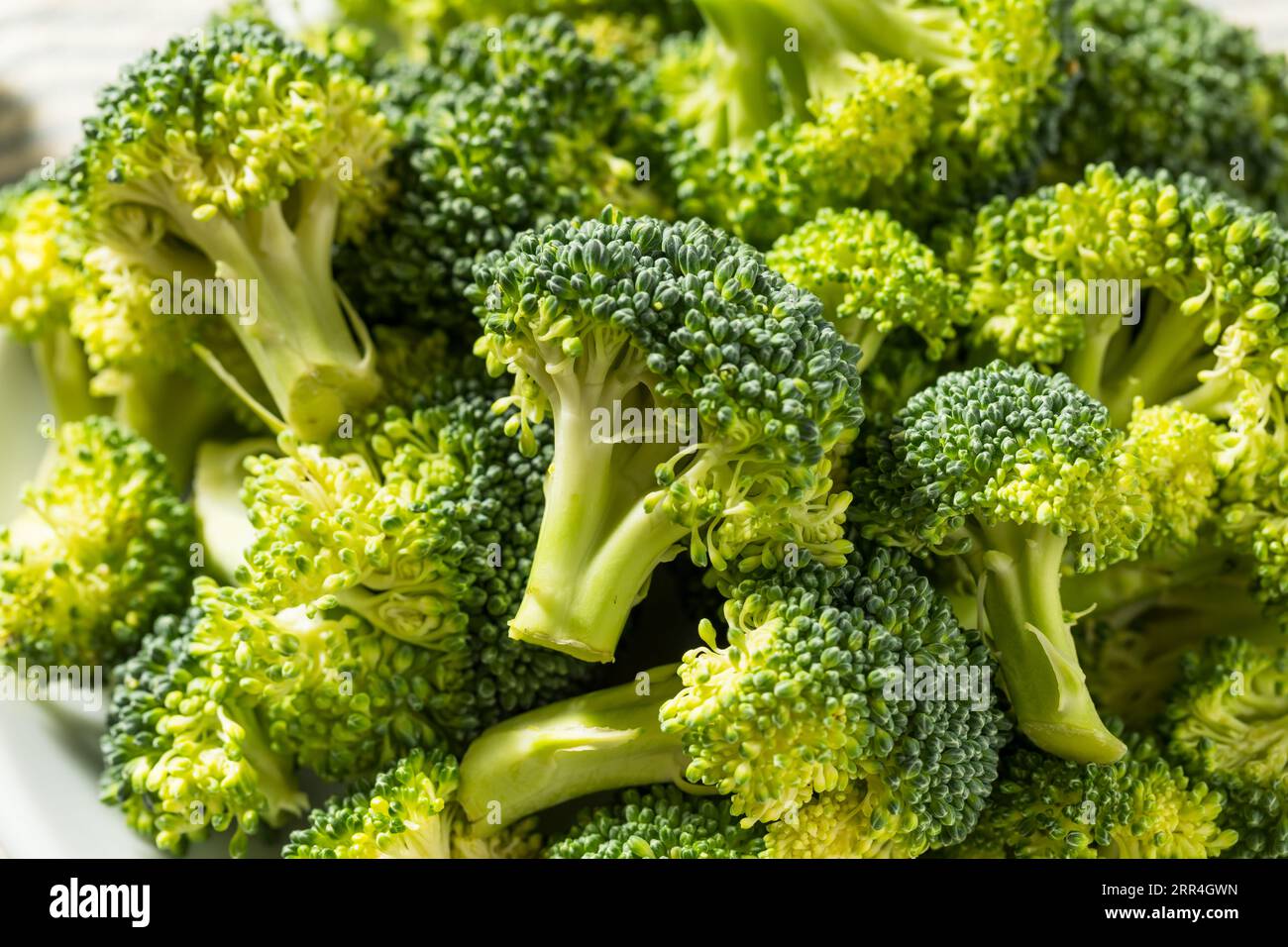Broccoli verdi organici crudi in una ciotola Foto Stock