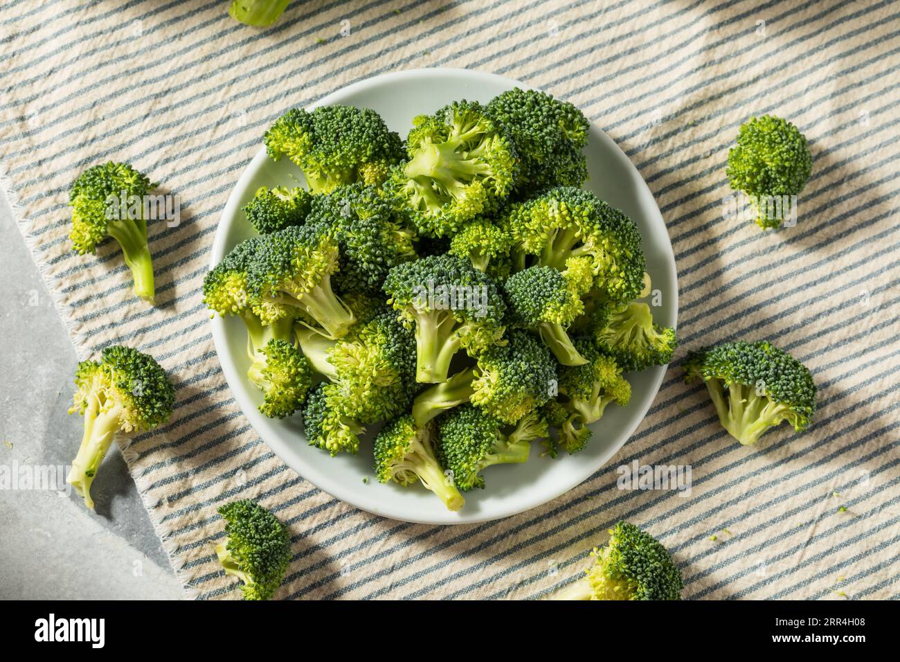 Broccoli verdi organici crudi in una ciotola Foto Stock