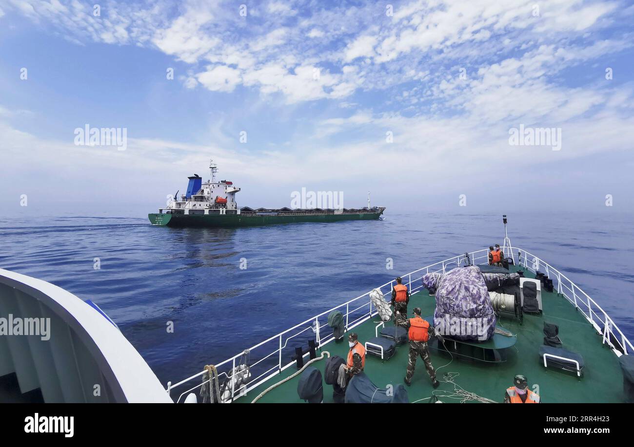 201204 -- PECHINO, 4 dicembre 2020 -- foto scattata con il cellulare il 26 marzo 2020 mostra un vascello della guardia costiera che intercetta una nave sospettata di contrabbando in mare. L'autorità cinese della guardia costiera ha smantellato negli ultimi tre anni più di 10 grandi bande criminali impegnate in attività illegali legate al mare. Le guardie costiere cinesi a tutti i livelli hanno lanciato campagne e indagato su più di 190 rinvii, arrestando più di 140 sospettati, ha detto l'autorità. PER ANDARE CON LA Guardia Costiera Cinese smantellano oltre 10 grandi bande criminali foto di /Xinhua CHINA-COAST GUARD-CRIME FIGHTING CN ZhaixSha Foto Stock