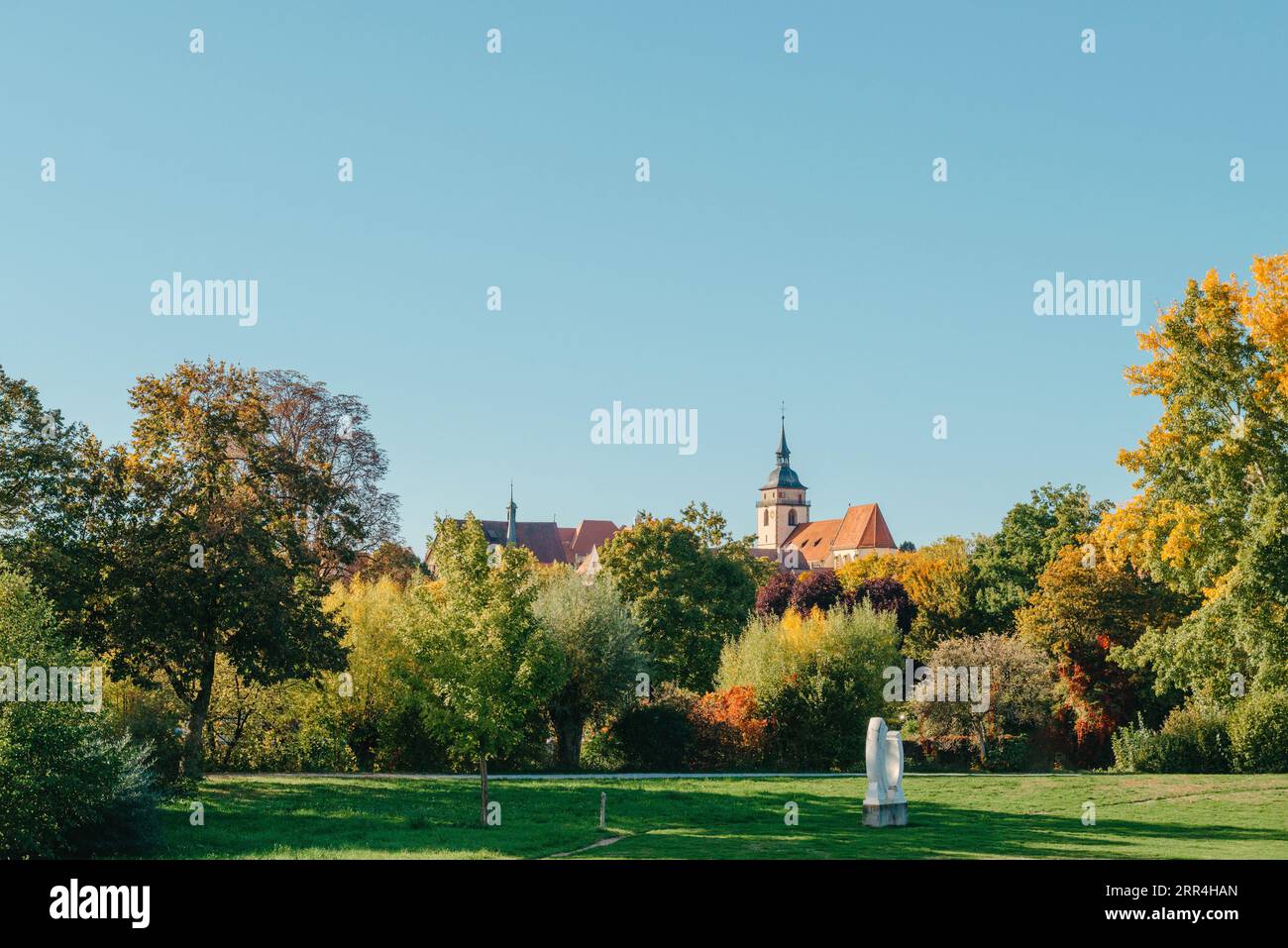 Casa con bel giardino in autunno. Fiori nel Parco. Bietigheim-Bissingen. Germania, Europa. Autunno Parco e casa, nessuno, cespuglio e grenery Foto Stock