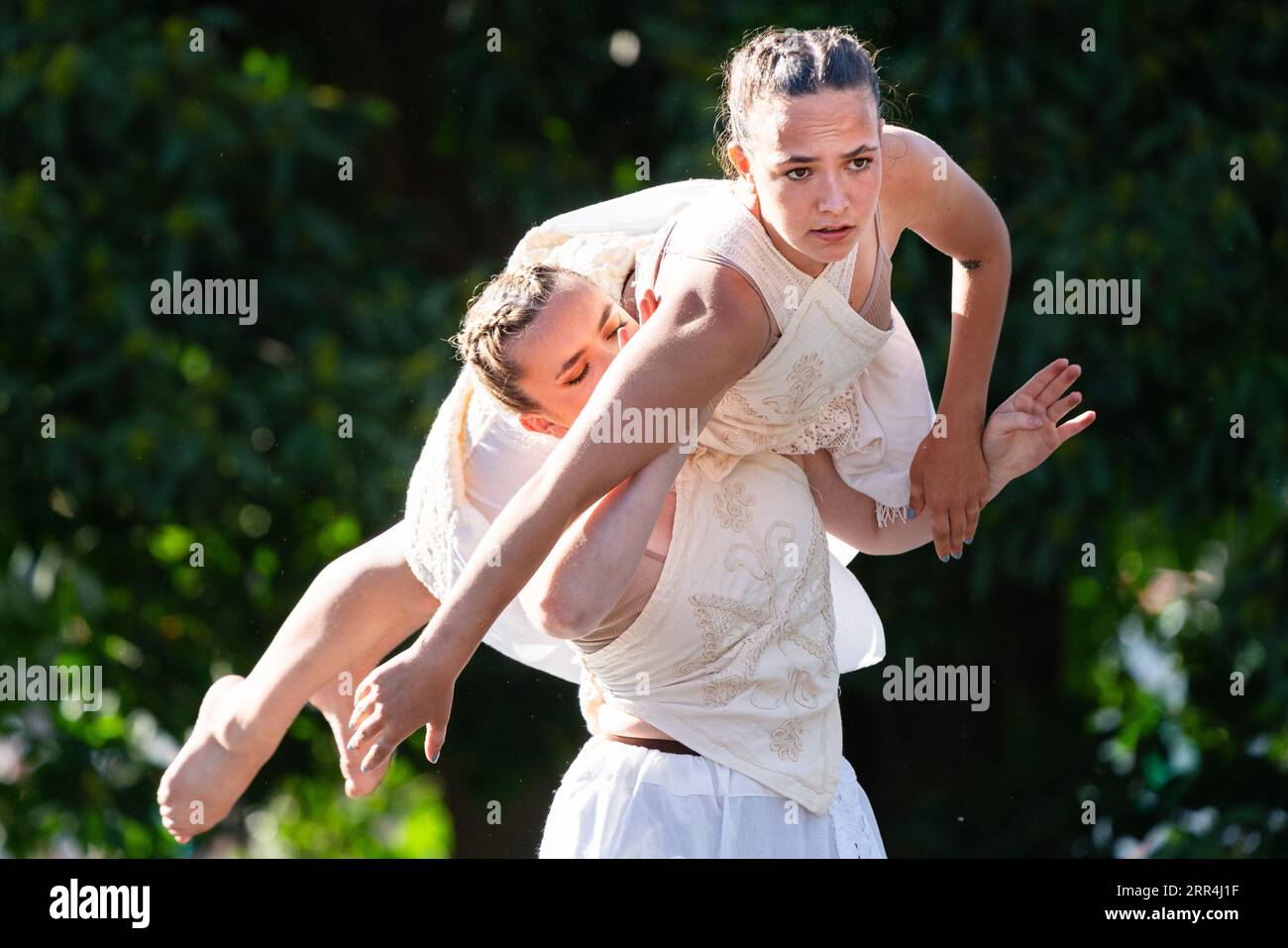 Una forte spinta in una routine di danza moderna sul Back of Beyond Stage al Green Man Festival, Brecon, Galles, Regno Unito, 2023. Foto: Rob Watkins Foto Stock