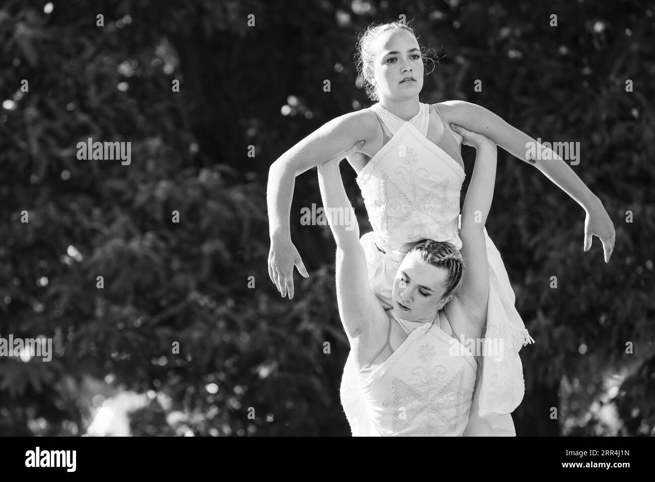 Una forte spinta in una routine di danza moderna sul Back of Beyond Stage al Green Man Festival, Brecon, Galles, Regno Unito, 2023. Foto: Rob Watkins Foto Stock