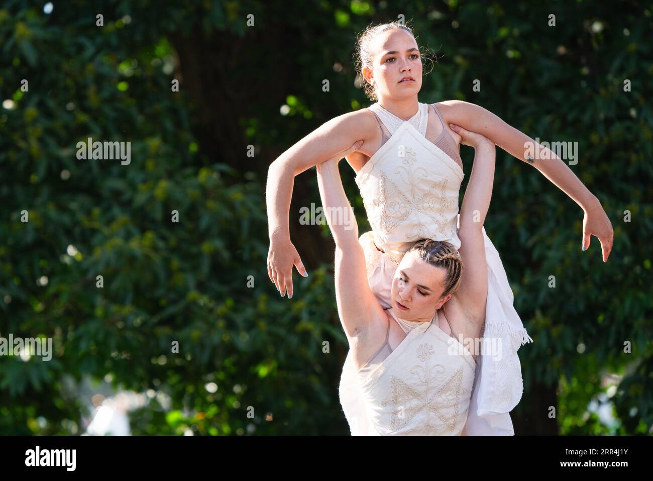 Una forte spinta in una routine di danza moderna sul Back of Beyond Stage al Green Man Festival, Brecon, Galles, Regno Unito, 2023. Foto: Rob Watkins Foto Stock