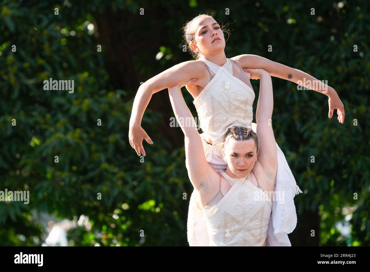 Una forte spinta in una routine di danza moderna sul Back of Beyond Stage al Green Man Festival, Brecon, Galles, Regno Unito, 2023. Foto: Rob Watkins Foto Stock