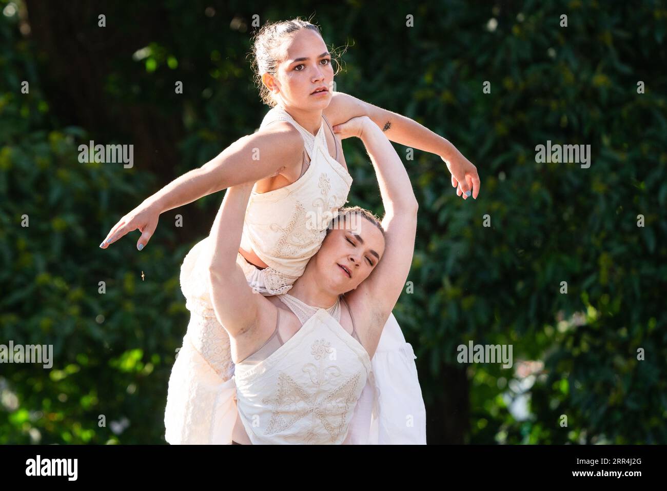 Una forte spinta in una routine di danza moderna sul Back of Beyond Stage al Green Man Festival, Brecon, Galles, Regno Unito, 2023. Foto: Rob Watkins Foto Stock