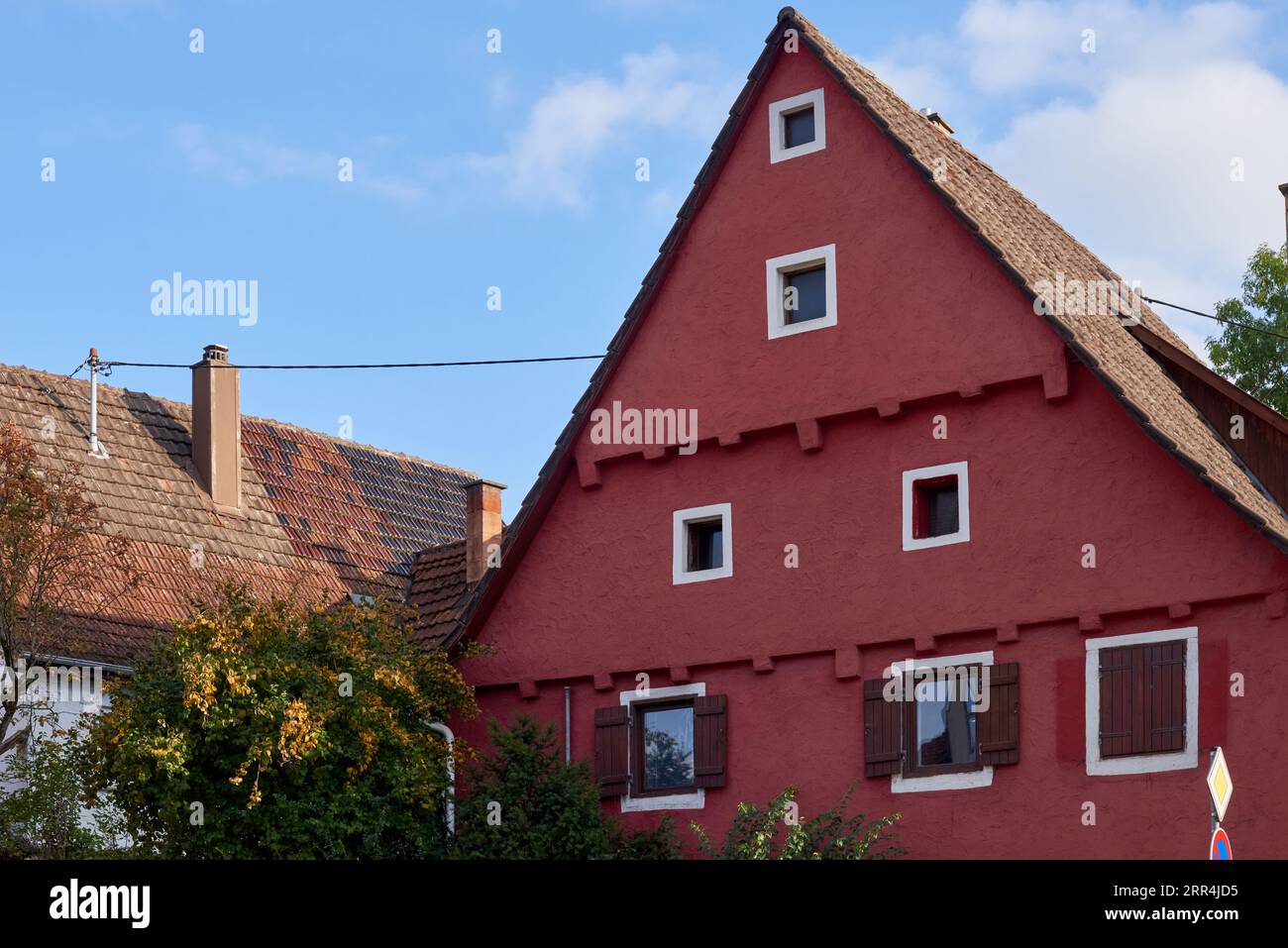Edifici storici nella famosa città vecchia di Freiberg am Neckar. Torre dell'orologio della Germania del vecchio municipio. Case colorate e metà in legno nel centro storico di Med Foto Stock