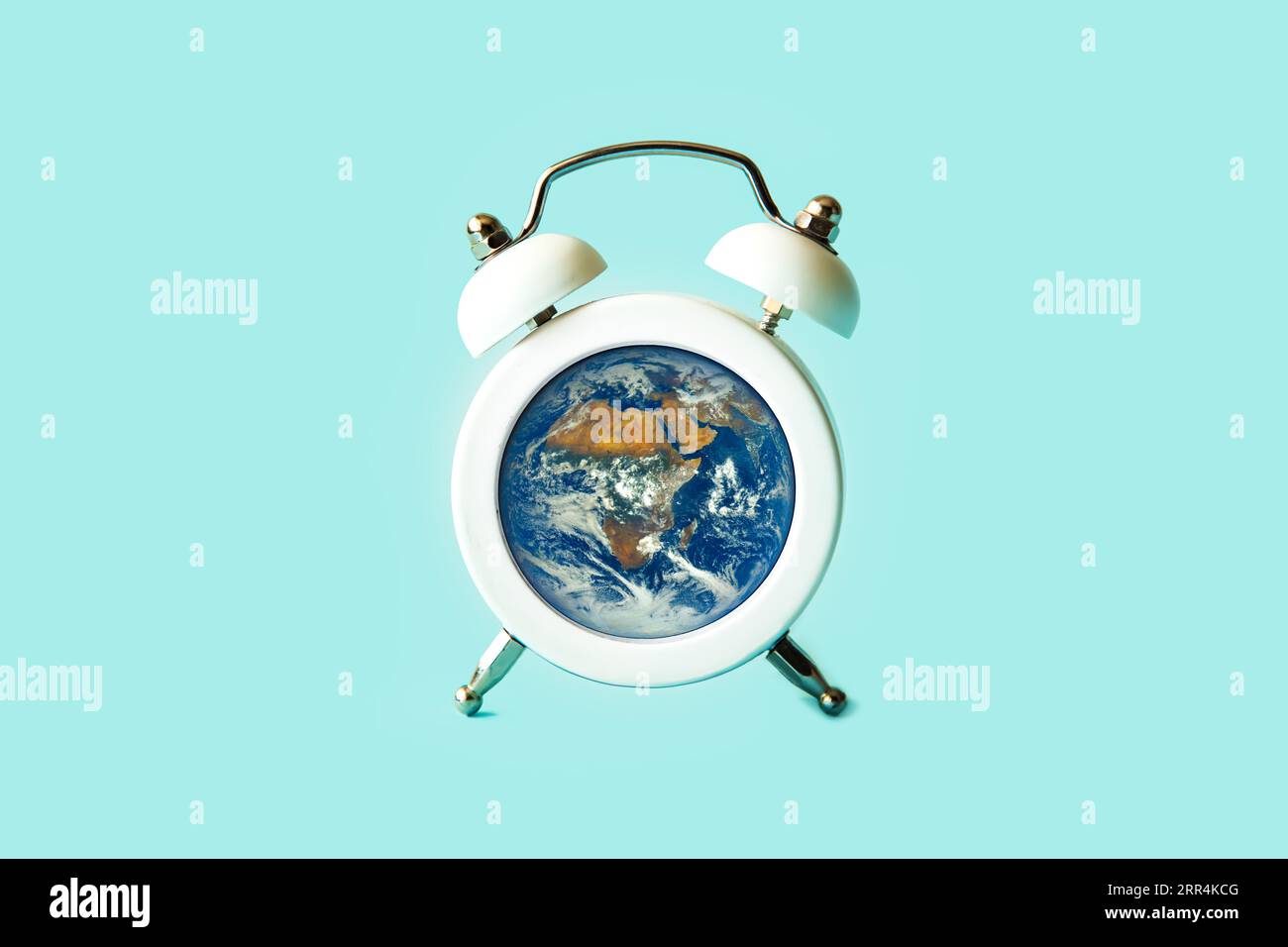 Pianeta Terra dentro un orologio. Ora terrestre. Il concetto di ecologia e conservazione del pianeta. Elementi immagine forniti dalla NASA. Foto Stock