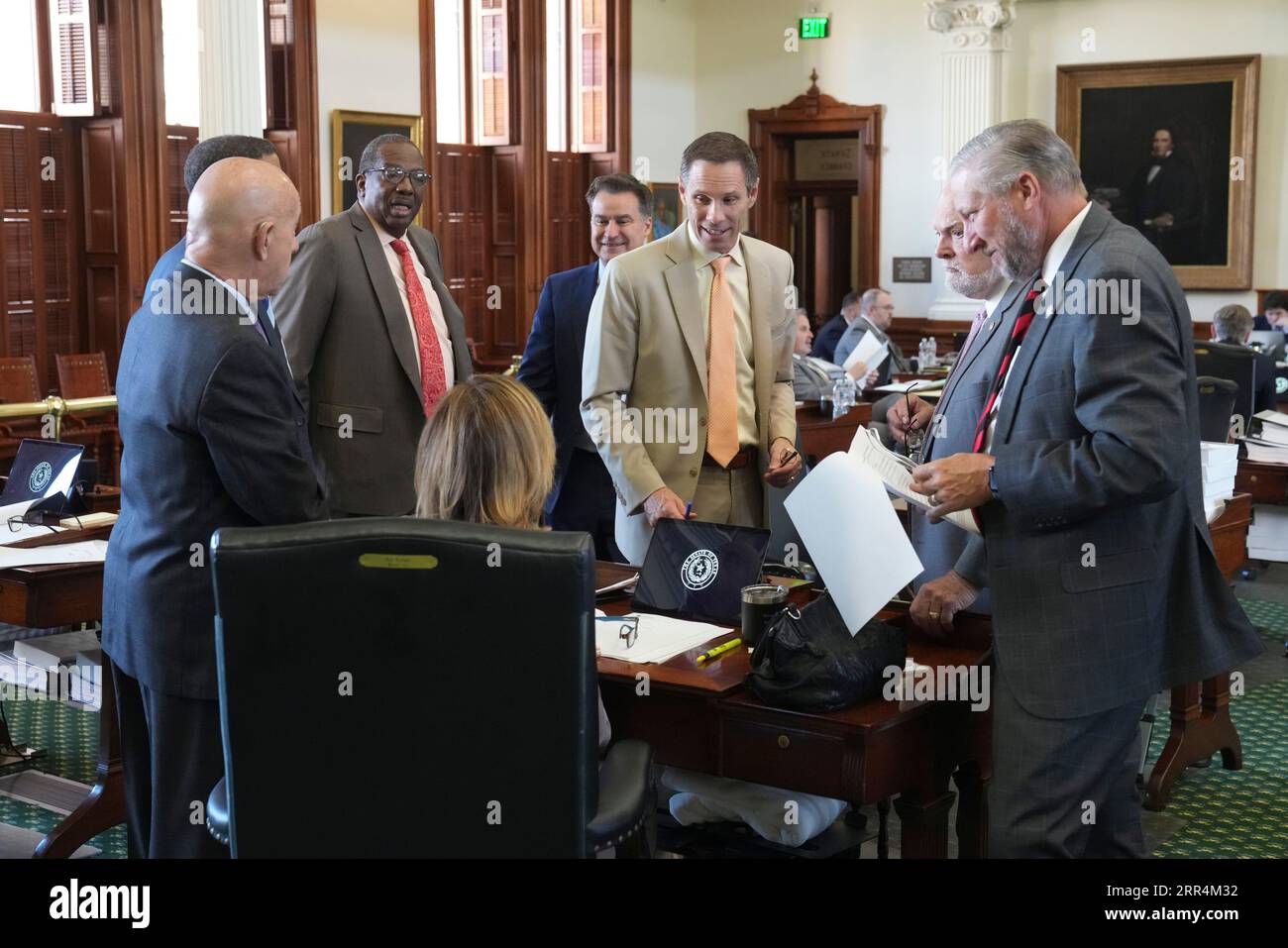 I senatori che fungono da giurati si riuniscono intorno alla scrivania di Joan Huffman con domande durante la sessione mattutina del processo per impeachment del procuratore generale del Texas Ken Paxton al Senato del Texas il 6 settembre 2023. Crediti: Bob Daemmrich/Alamy Live News Foto Stock