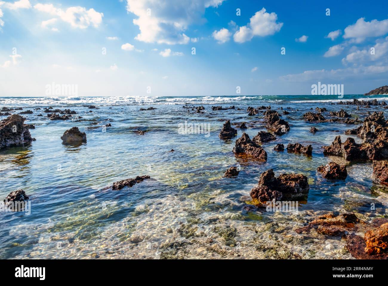 Shuwaymiyah Beach, Dhofar, Oman, un paradiso sia per gli amanti della natura che per gli amanti della spiaggia, che offre una tranquilla fuga dal trambusto della vita cittadina. Foto Stock