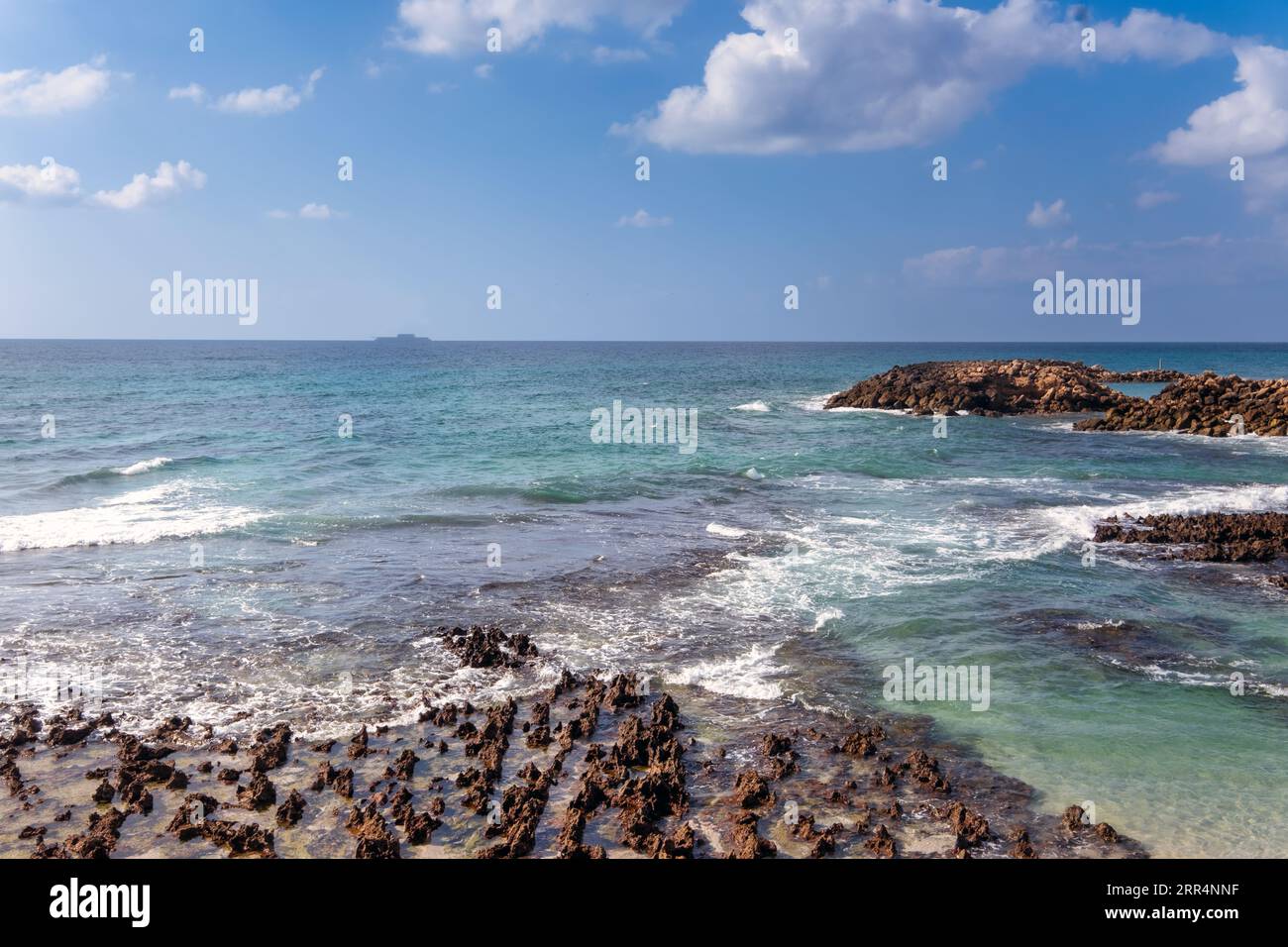 Shuwaymiyah Beach, Dhofar, Oman, un paradiso sia per gli amanti della natura che per gli amanti della spiaggia, che offre una tranquilla fuga dal trambusto della vita cittadina. Foto Stock