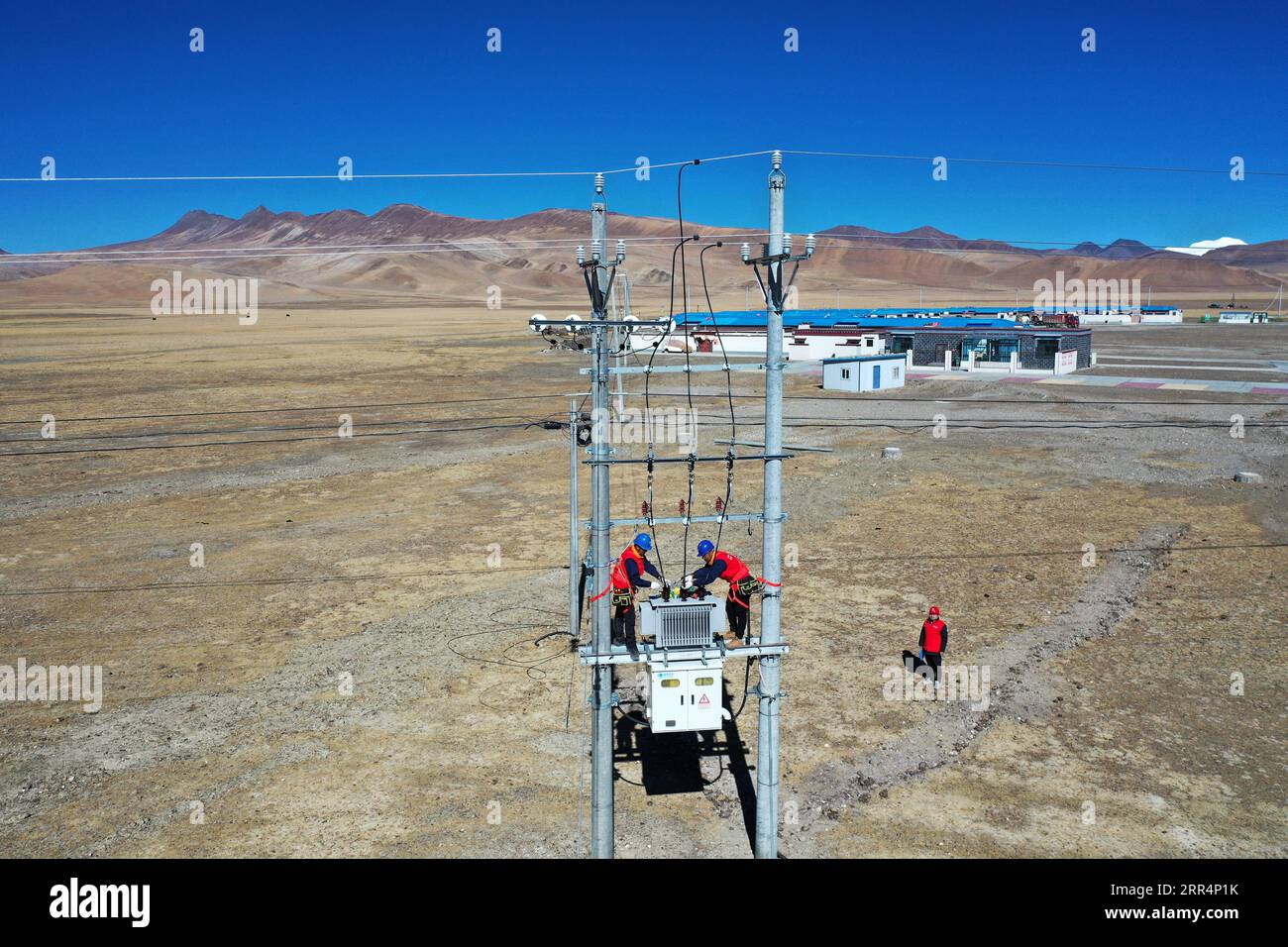 201210 -- LHASA, 10 dicembre 2020 -- foto aerea scattata il 5 novembre 2020 mostra i lavoratori che esaminano le apparecchiature di alimentazione nella municipalità di Pumaqangtang della contea di Nagarze, nella regione autonoma del Tibet nel sud-ovest della Cina. Pumaqangtang, la città più alta della Cina, ha un'altitudine media di 5.373 metri, con livelli di ossigeno inferiori al 40% a livello del mare. Gli abitanti del villaggio vivevano in case di roccia senza elettricità, acqua corrente, verdura o frutta disponibili. Tali condizioni di vita duri continuarono fino agli anni '1970 Al giorno d'oggi, tutti gli abitanti del villaggio di Pumaqangtang si sono trasferiti in Better residenc Foto Stock