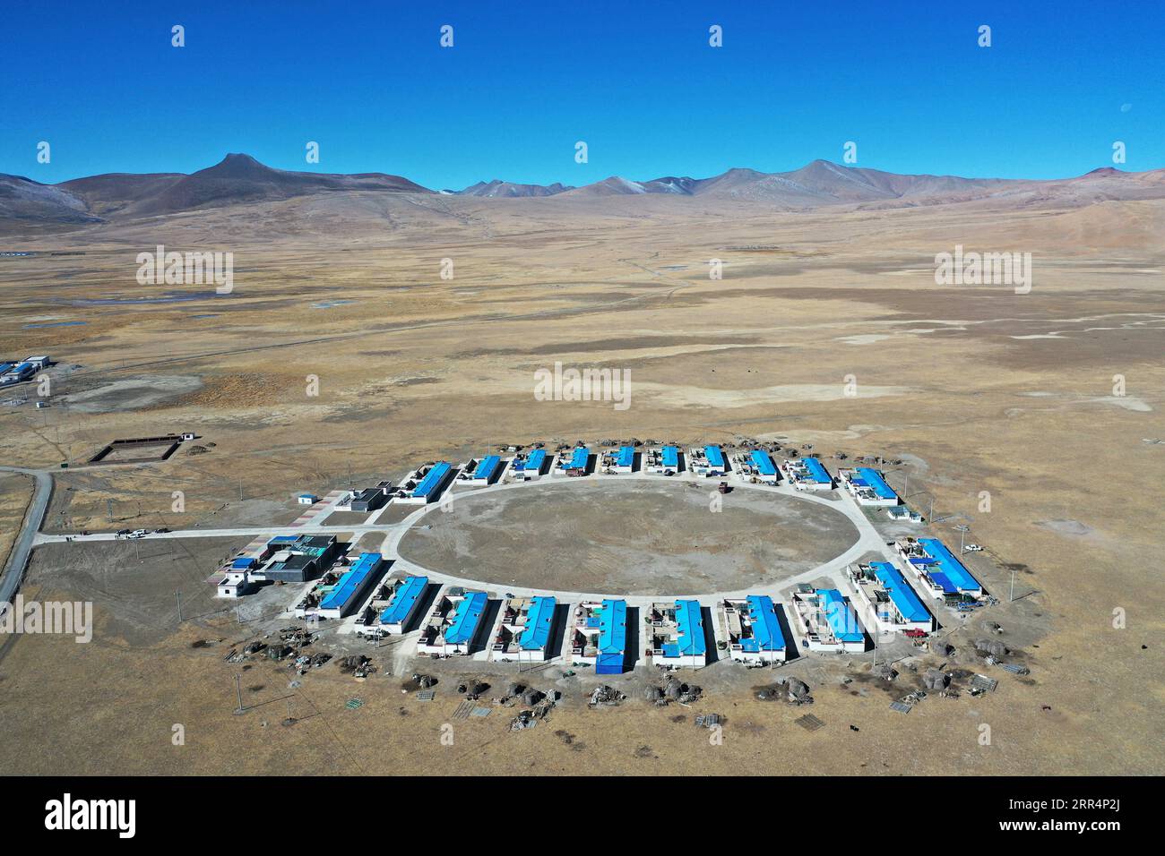 201210 -- LHASA, 10 dicembre 2020 -- foto aerea scattata il 5 novembre 2020 mostra le nuove case degli abitanti del villaggio nella città di Pumaqangtang della contea di Nagarze nello Shannan, nella regione autonoma del Tibet del sud-ovest della Cina. Pumaqangtang, la città più alta della Cina, ha un'altitudine media di 5.373 metri, con livelli di ossigeno inferiori al 40% a livello del mare. Gli abitanti del villaggio vivevano in case di roccia senza elettricità, acqua corrente, verdura o frutta disponibili. Tali condizioni di vita duri continuarono fino agli anni '1970 Al giorno d'oggi, tutti gli abitanti del villaggio di Pumaqangtang si sono trasferiti in residenze migliori. Rispetto a Th Foto Stock