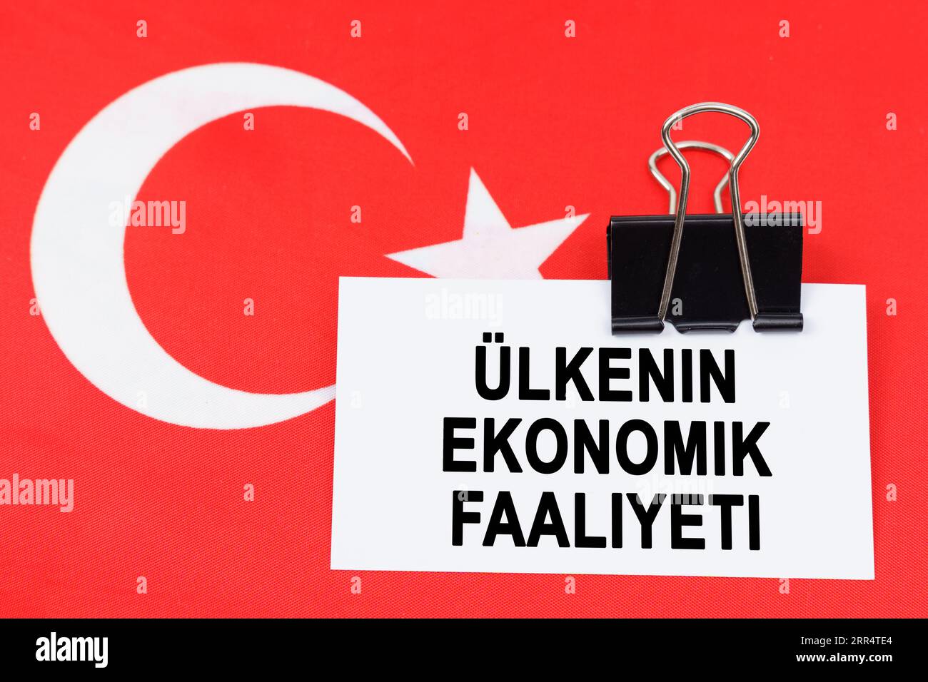 Economia e finanza. Sulla bandiera della Turchia si trova un biglietto da visita con l'iscrizione - attività economica del paese. Testo in turco. Foto Stock