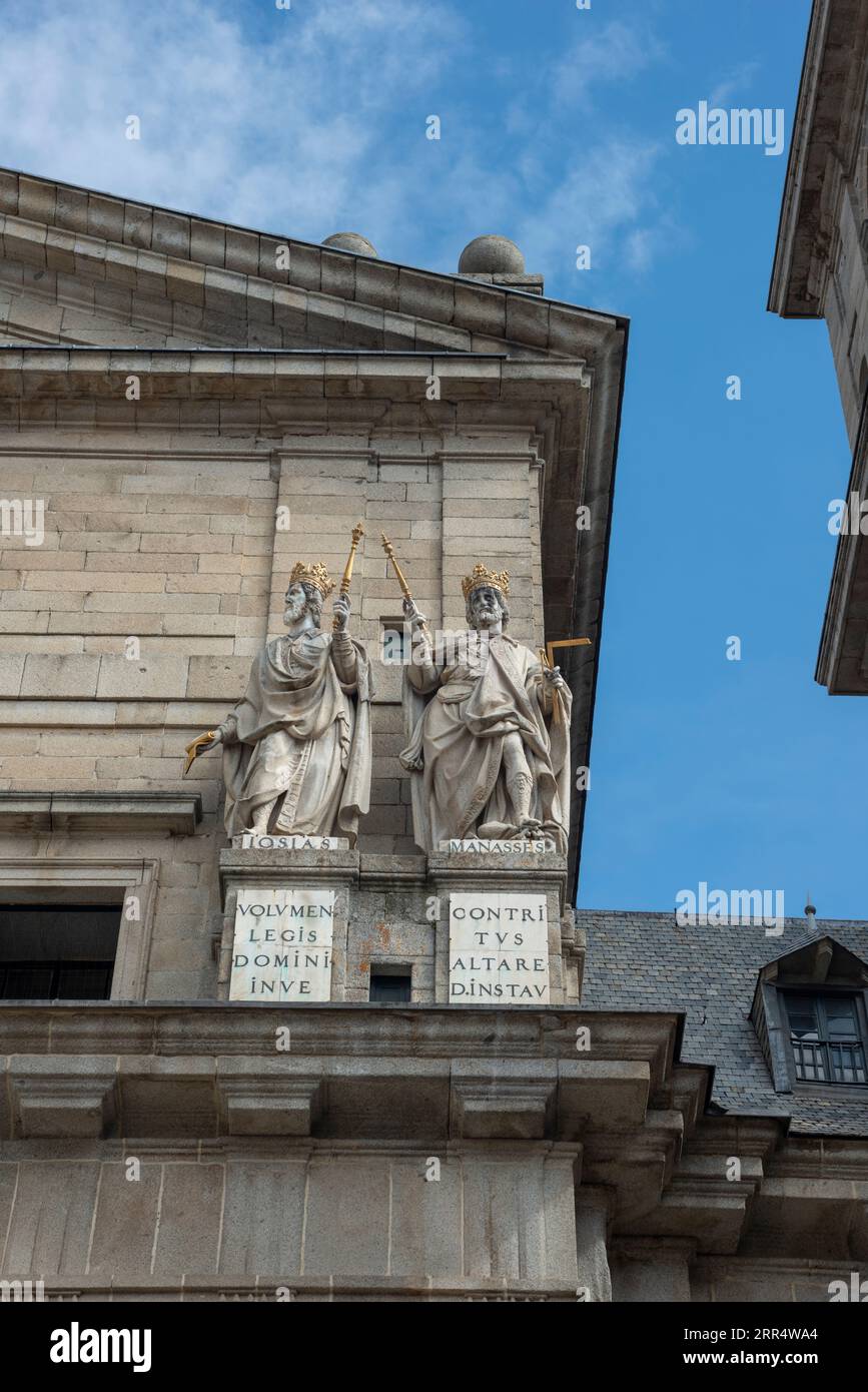 Una cornice sui tetti del monastero dell'Escorial a Madrid Foto Stock