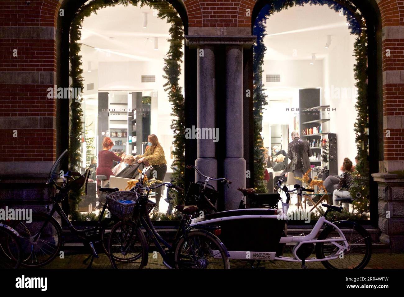 201214 -- HAARLEM PAESI BASSI, 14 dicembre 2020 -- le persone sono viste in un parrucchiere ad Haarlem, nei Paesi Bassi, il 14 dicembre 2020. Il governo olandese ha deciso di attuare un rigoroso blocco nella lotta contro la diffusione del nuovo coronavirus, il primo ministro Mark Rutte ha annunciato lunedì sera durante un discorso televisivo qui dal suo ufficio. Foto di /Xinhua PAESI BASSI-HAARLEM-COVID-19-LOCKDOWN SylviaxLederer PUBLICATIONxNOTxINxCHN Foto Stock