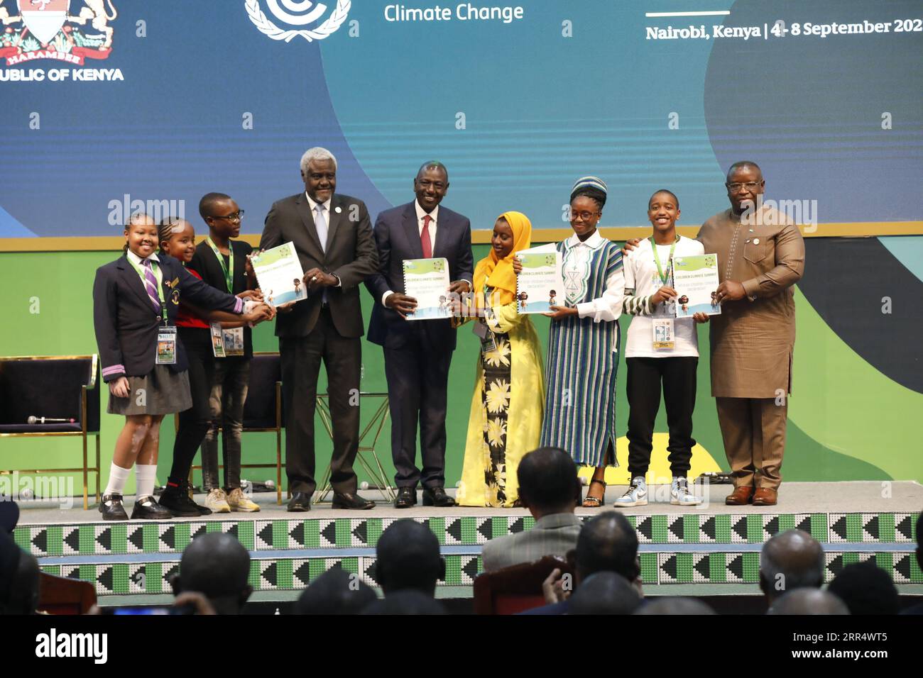 Nairobi, Kenya. 6 settembre 2023. il presidente del Kenya William Ruto (C), insieme al presidente della Commissione dell'Unione africana (AU) Moussa Faki (L) e al presidente della Sierra Leonean Julius Maada Bio (R) ricevono la dichiarazione sul clima dei bambini africani dai giovani delegati durante il terzo giorno dell'Africa Climate Summit presso il Kenyatta International Conference Centre di Nairobi. Credito: SOPA Images Limited/Alamy Live News Foto Stock