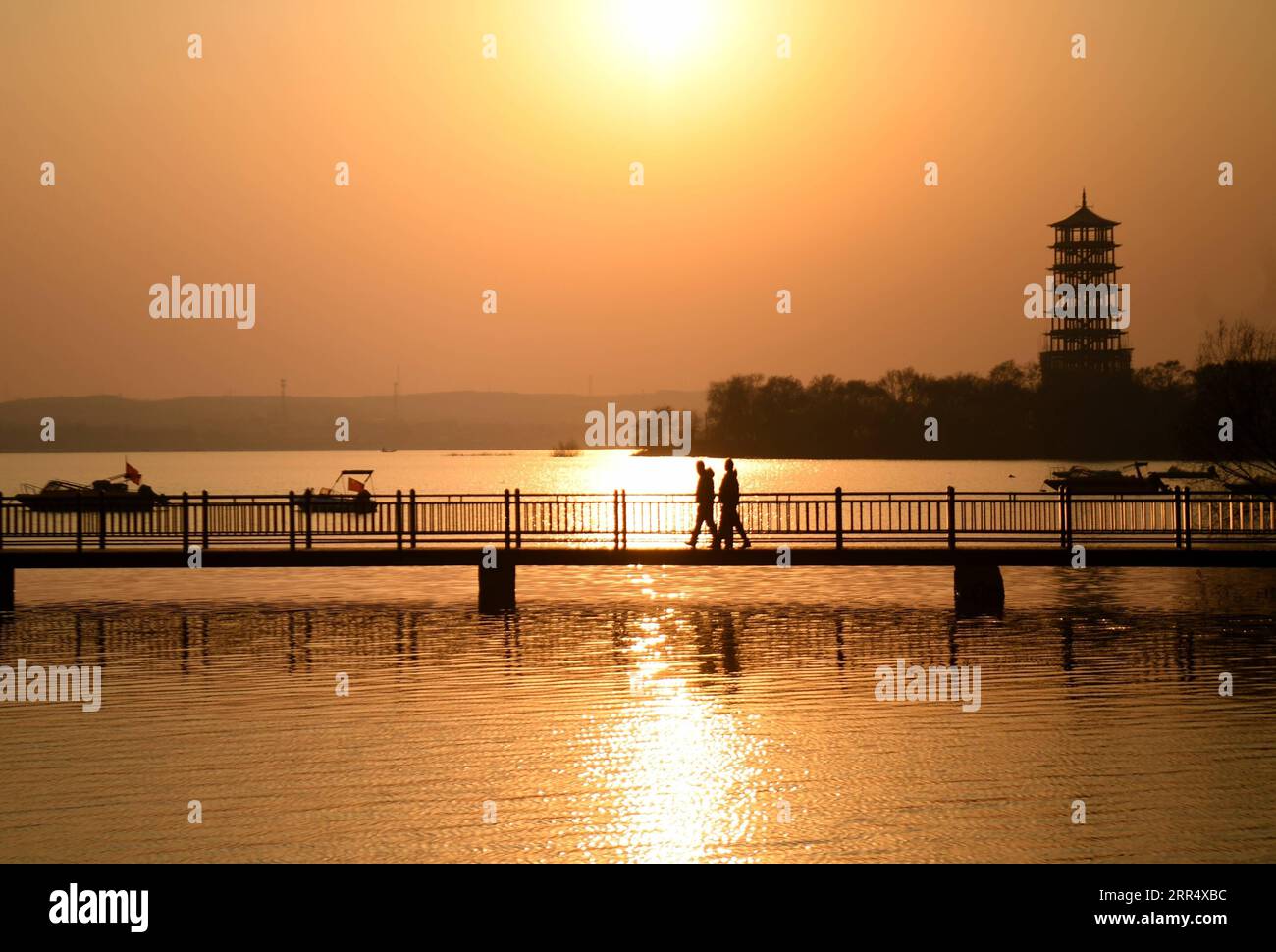 201215 -- HANDAN, 15 dicembre 2020 -- i turisti visitano lo Yiquan Lake Wetland Park nella contea di Cixian, Handan City della provincia di Hebei della Cina settentrionale, 15 dicembre 2020. Le autorità di Handan City si sono intensificate negli ultimi anni per migliorare l'ambiente ecologico in tutto il bacino idrografico del fiume Fuyang. CHINA-HEBEI-HANDAN-DRAINAGE BASIN IMPROVEMENTCN WANGXXIAO PUBLICATIONXNOTXINXCHN Foto Stock