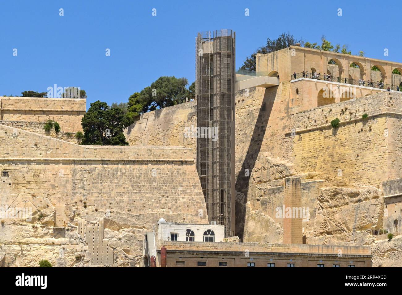 La Valletta, Malta - 3 agosto 2023: Vista esterna dell'ascensore Barrakka, un ascensore che porta le persone dal lungomare ai Giardini Barrakka Foto Stock
