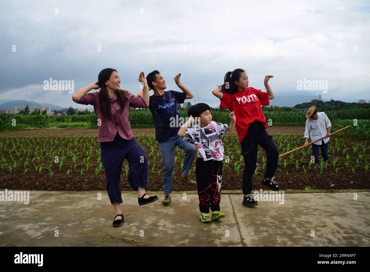 201216 -- PECHINO, 16 dicembre 2020 -- Peng Xiaoying 1st L e fan Deduo si godono una danza con i loro figli in un campo agricolo nel villaggio Xia ao di Mayu Township, Ruian, nella provincia dello Zhejiang della Cina orientale, 1 giugno 2020. Quando hanno finito con il lavoro in fattoria, fan Deduo e sua moglie Peng Xiaoying hanno un grande hobby -- coreografare le danze e provarle. Diciotto anni fa, fan è rimasto ferito in un incidente stradale e il trauma lo ha portato a soffrire di depressione. Nel 2016, aveva deciso di affrontare la depressione imparando a ballare con Peng. La coppia ora gestisce un canale live streaming serale sul video shari Foto Stock