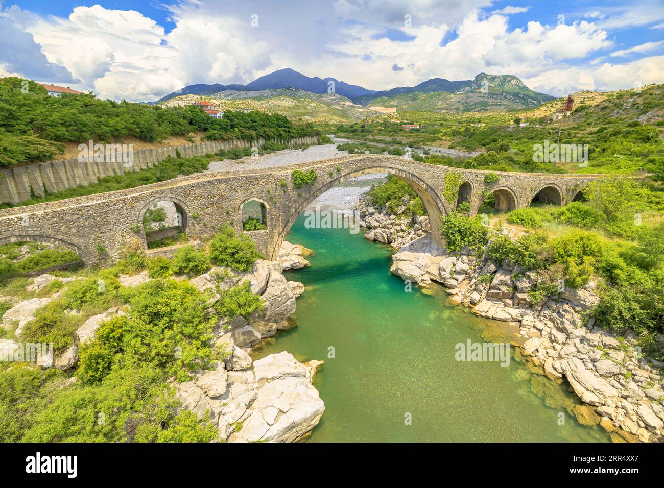 Storico ponte Mesi in Albania. i visitatori possono ammirare la sua squisita bellezza, immergersi in un ambiente naturale pittoresco e ricchi di onore Foto Stock